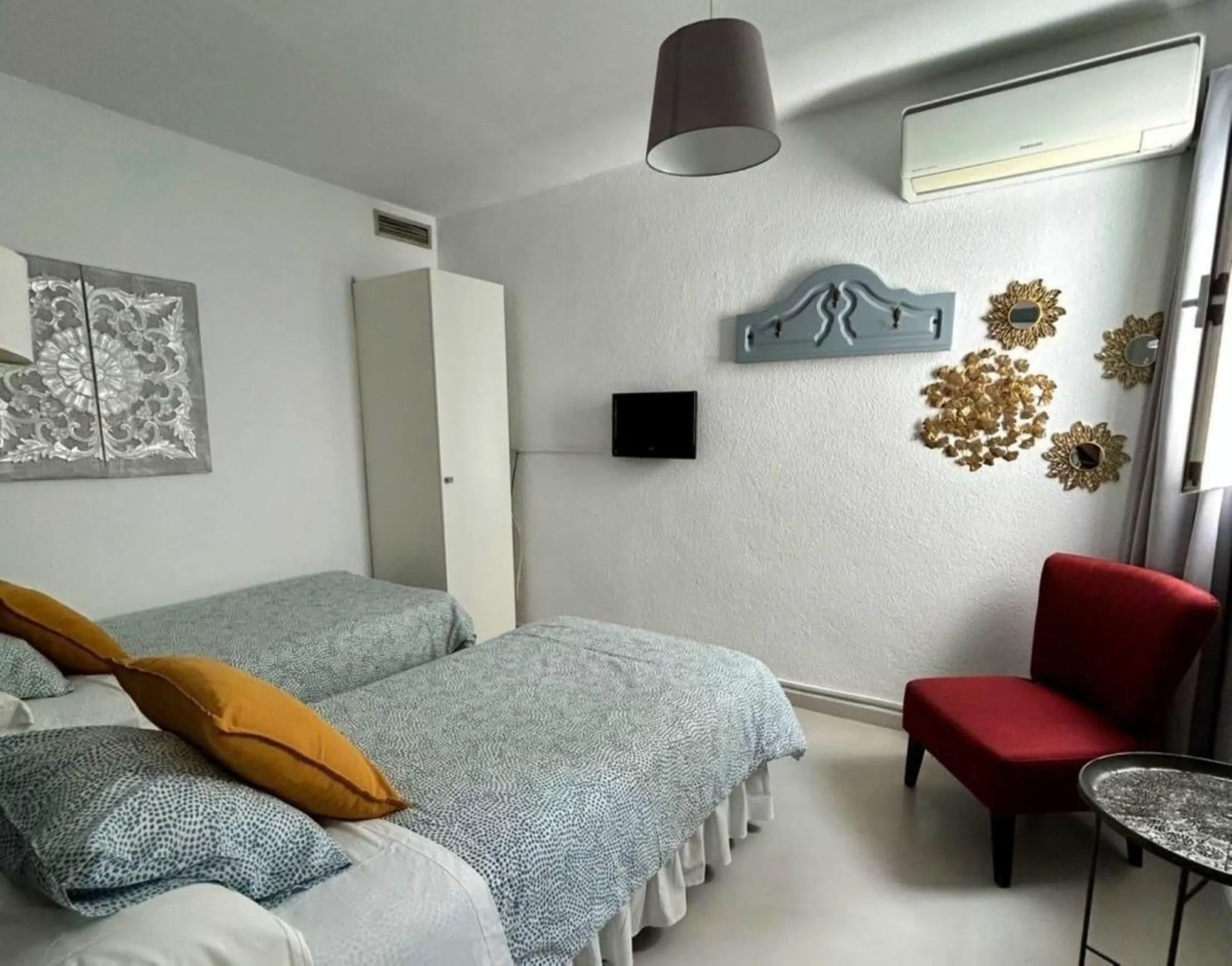 Comfortable and familiar hostel of Marbella, filled with light and charm, equipped with baths ,central a/c and heating, television and a bar-cafeteria with connection to internet. It is situated at 100 meters from the old town and centre of Marbella and a
