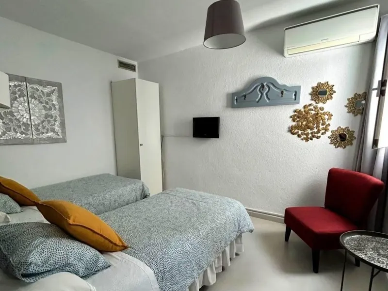 Comfortable and familiar hostel of Marbella, filled with light and charm, equipped with baths ,central a/c and heating, television and a bar-cafeteria with connection to internet. It is situated at 100 meters from the old town and centre of Marbella and a