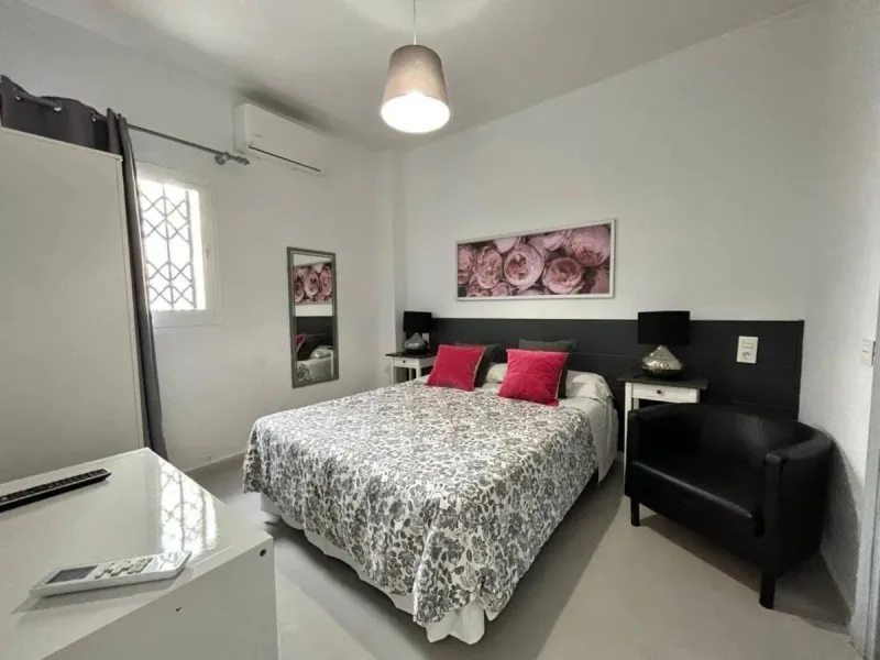 Comfortable and familiar hostel of Marbella, filled with light and charm, equipped with baths ,central a/c and heating, television and a bar-cafeteria with connection to internet. It is situated at 100 meters from the old town and centre of Marbella and a