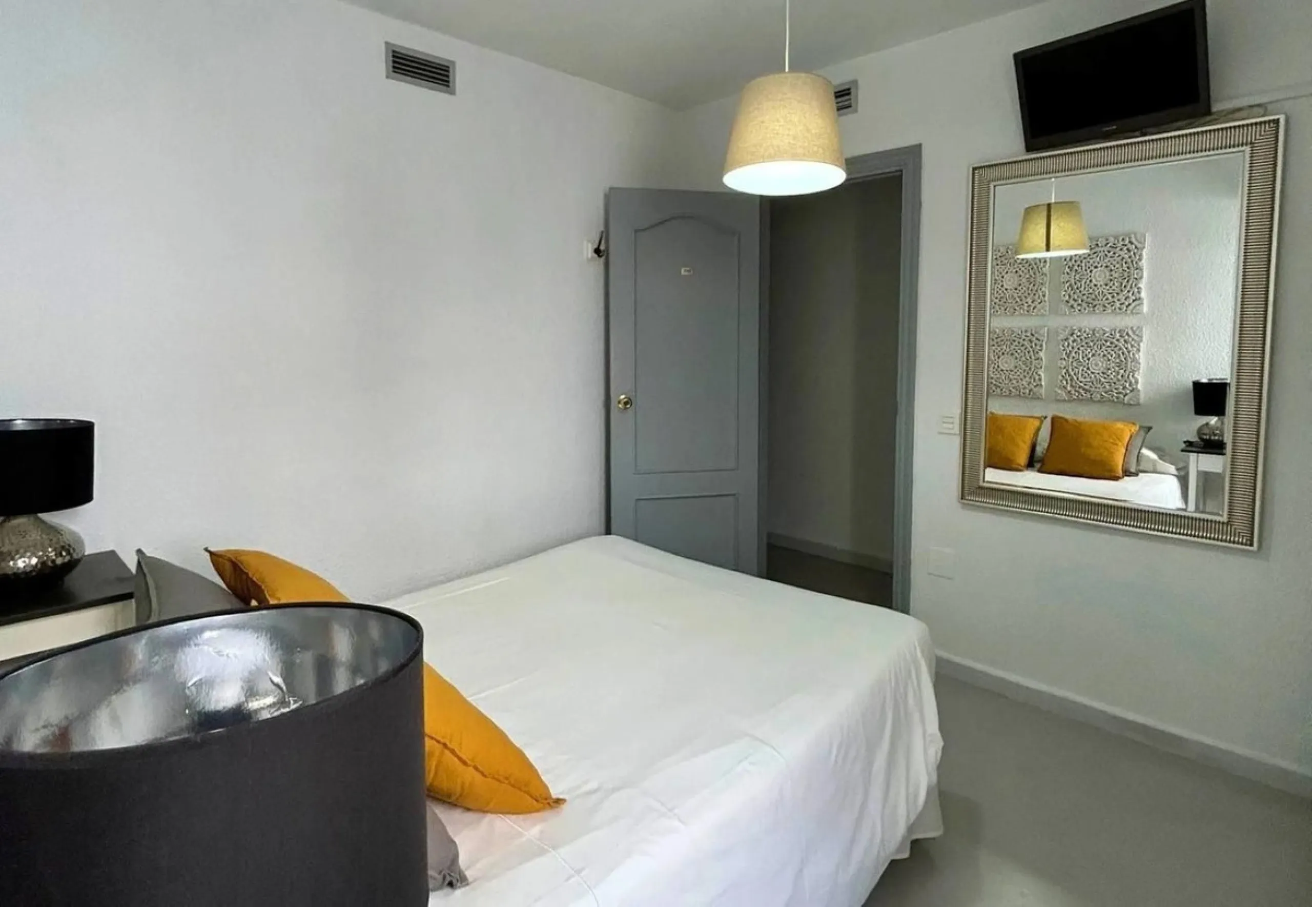 Comfortable and familiar hostel of Marbella, filled with light and charm, equipped with baths ,central a/c and heating, television and a bar-cafeteria with connection to internet. It is situated at 100 meters from the old town and centre of Marbella and a