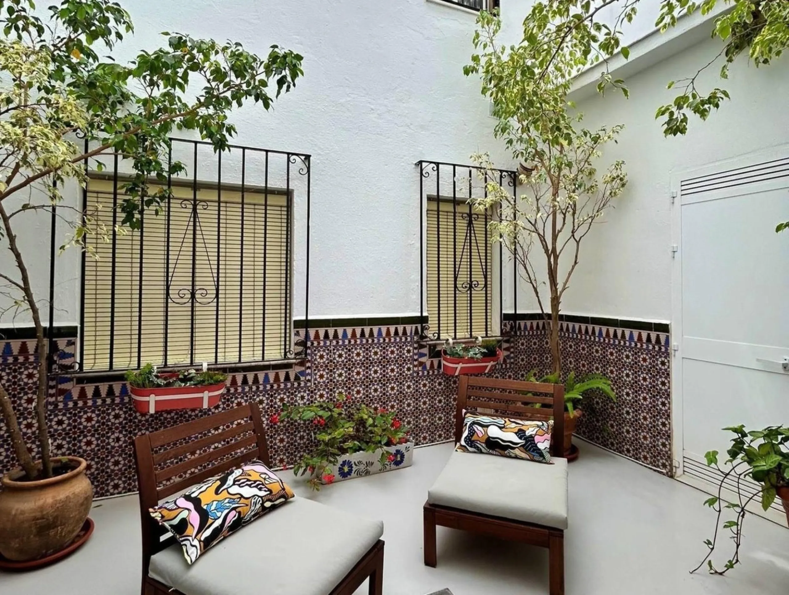 Comfortable and familiar hostel of Marbella, filled with light and charm, equipped with baths ,central a/c and heating, television and a bar-cafeteria with connection to internet. It is situated at 100 meters from the old town and centre of Marbella and a
