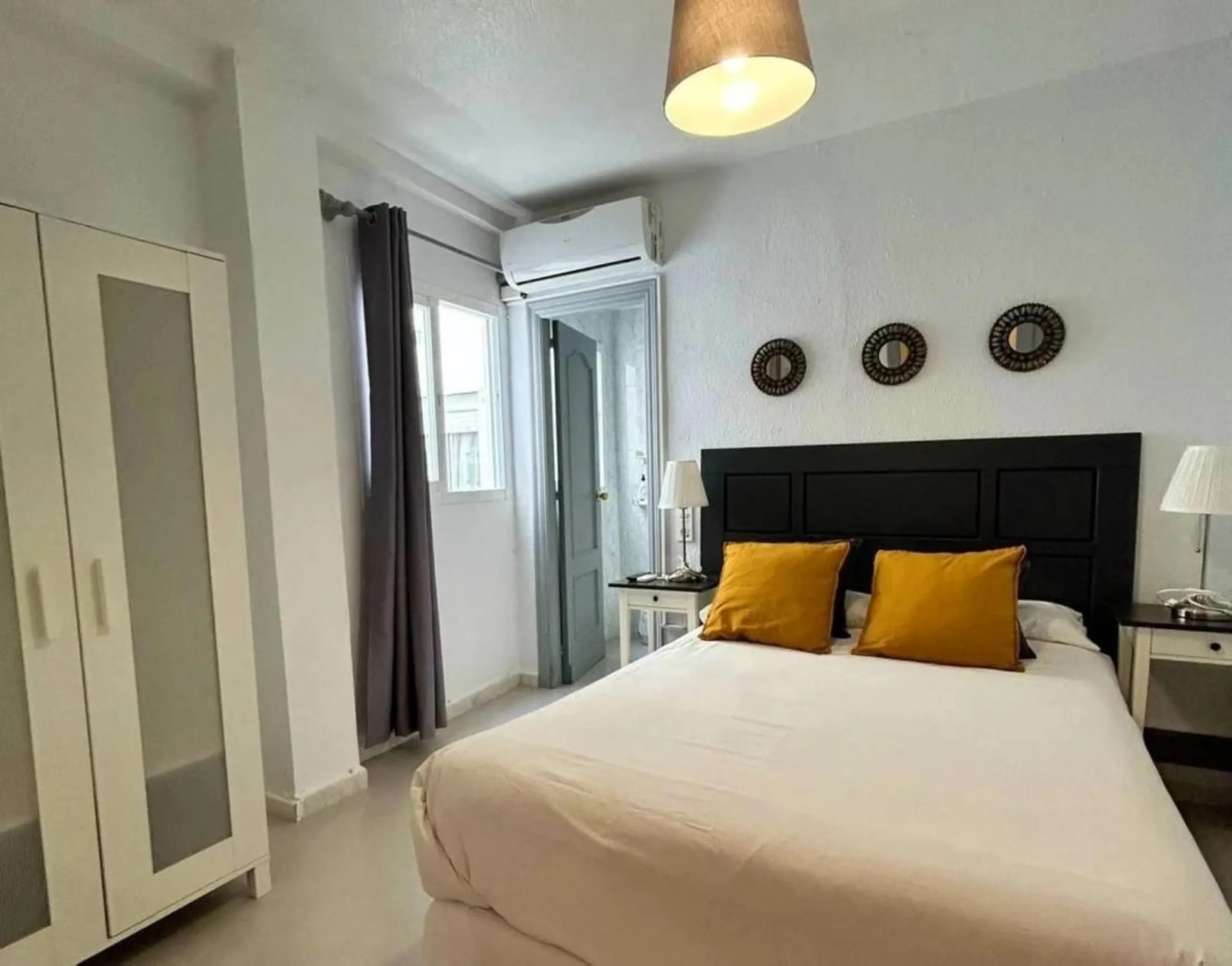 Comfortable and familiar hostel of Marbella, filled with light and charm, equipped with baths ,central a/c and heating, television and a bar-cafeteria with connection to internet. It is situated at 100 meters from the old town and centre of Marbella and a