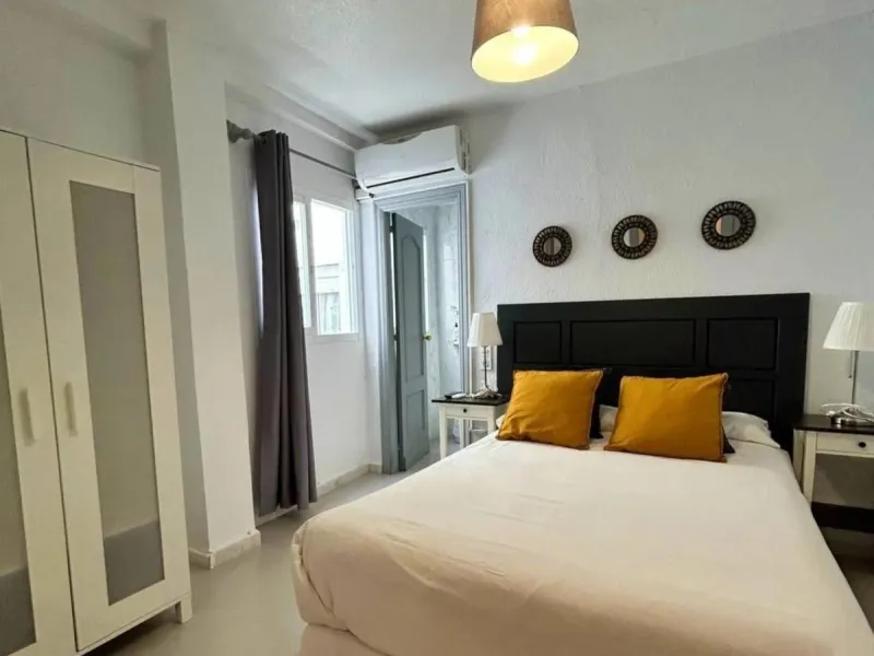 Comfortable and familiar hostel of Marbella, filled with light and charm, equipped with baths ,central a/c and heating, television and a bar-cafeteria with connection to internet. It is situated at 100 meters from the old town and centre of Marbella and a