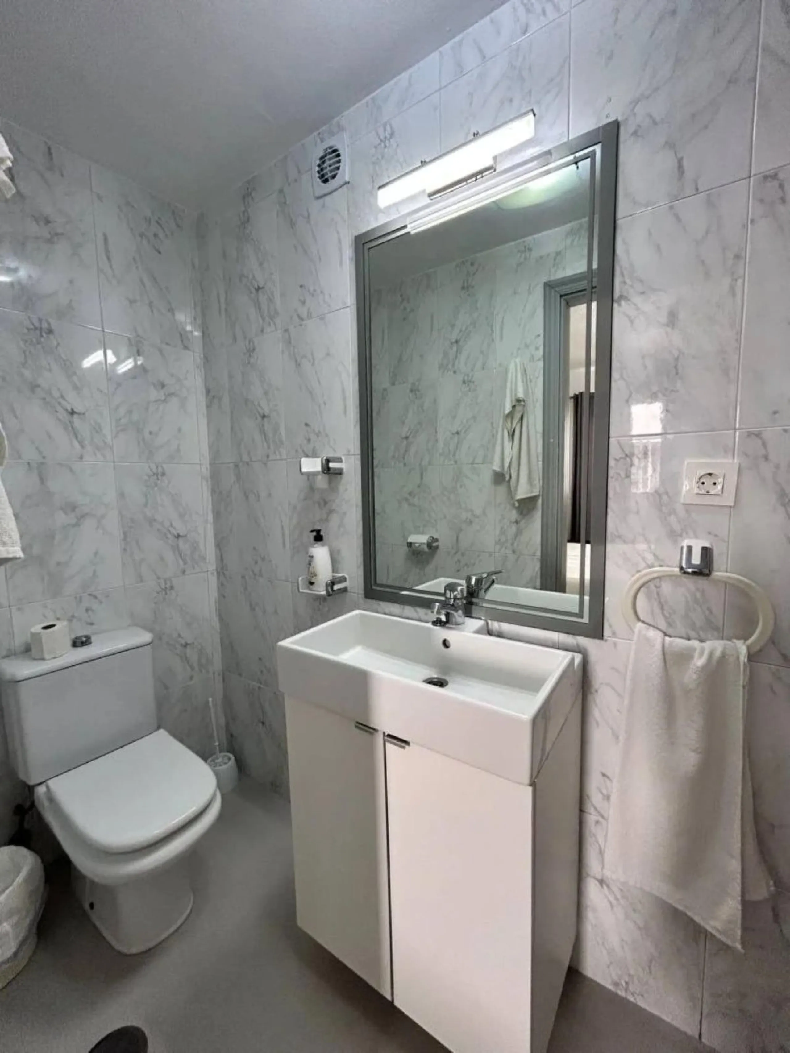 Comfortable and familiar hostel of Marbella, filled with light and charm, equipped with baths ,central a/c and heating, television and a bar-cafeteria with connection to internet. It is situated at 100 meters from the old town and centre of Marbella and a