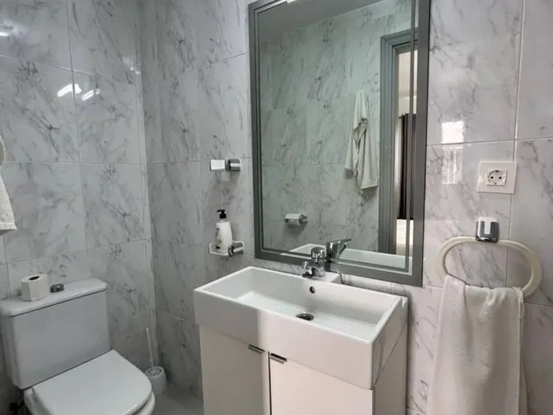 Comfortable and familiar hostel of Marbella, filled with light and charm, equipped with baths ,central a/c and heating, television and a bar-cafeteria with connection to internet. It is situated at 100 meters from the old town and centre of Marbella and a