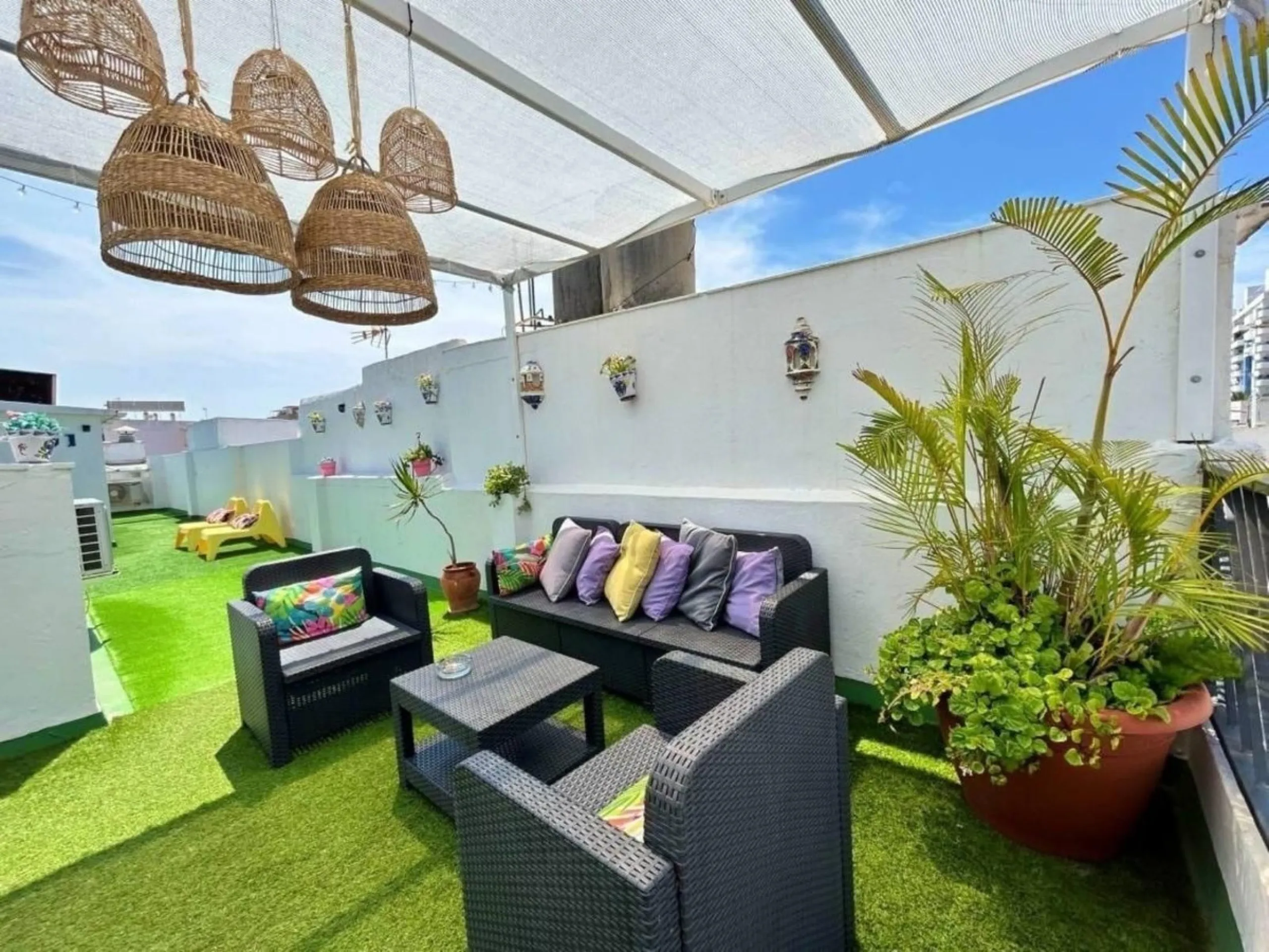 Comfortable and familiar hostel of Marbella, filled with light and charm, equipped with baths ,central a/c and heating, television and a bar-cafeteria with connection to internet. It is situated at 100 meters from the old town and centre of Marbella and a