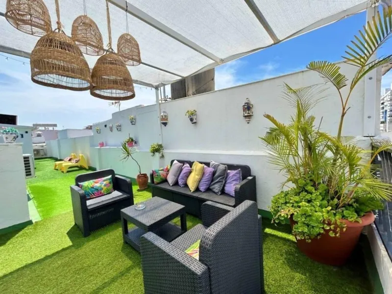 Comfortable and familiar hostel of Marbella, filled with light and charm, equipped with baths ,central a/c and heating, television and a bar-cafeteria with connection to internet. It is situated at 100 meters from the old town and centre of Marbella and a