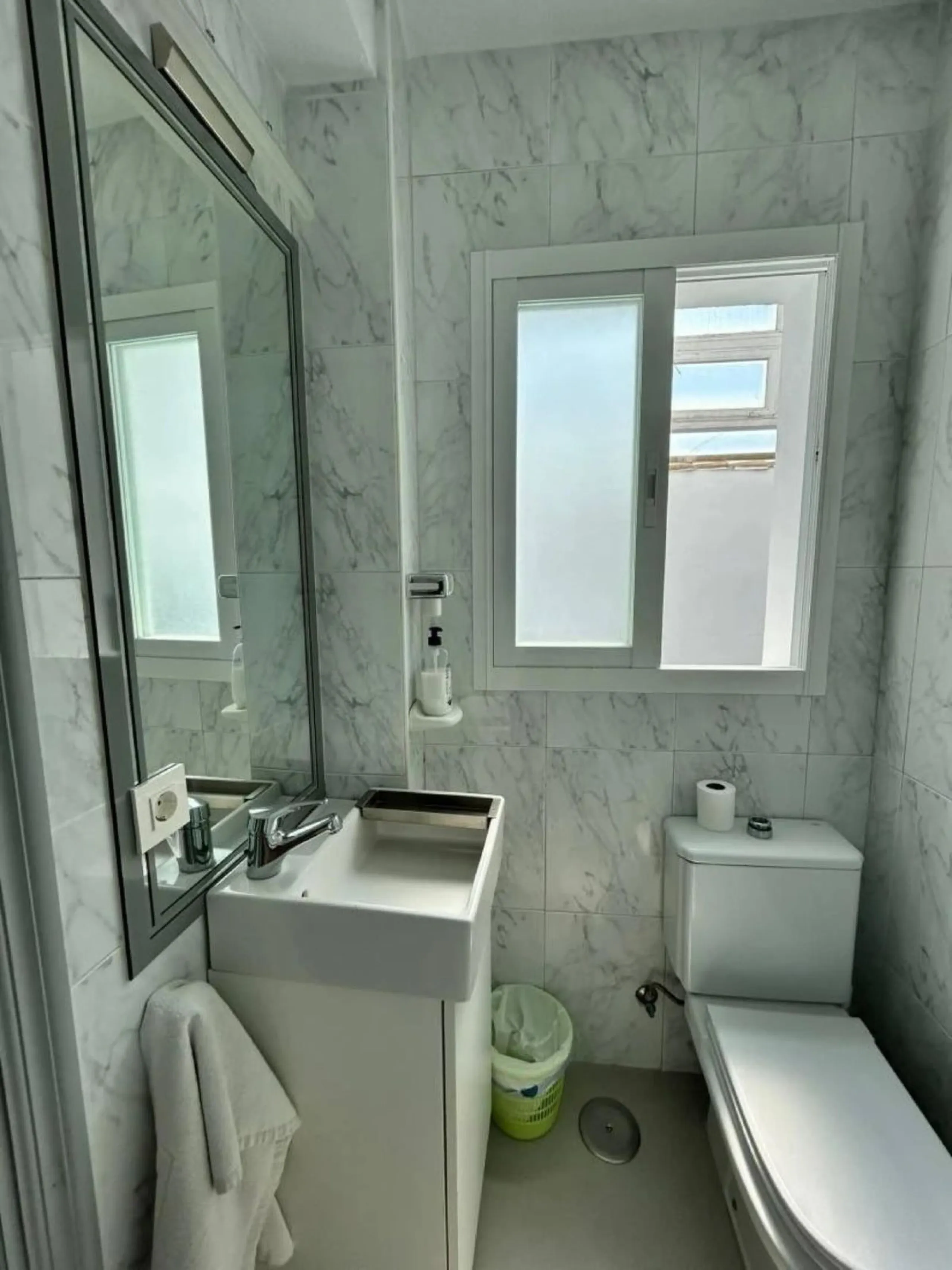 Comfortable and familiar hostel of Marbella, filled with light and charm, equipped with baths ,central a/c and heating, television and a bar-cafeteria with connection to internet. It is situated at 100 meters from the old town and centre of Marbella and a
