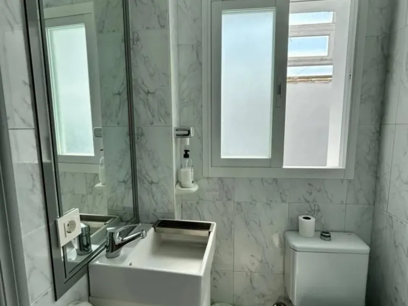 Comfortable and familiar hostel of Marbella, filled with light and charm, equipped with baths ,central a/c and heating, television and a bar-cafeteria with connection to internet. It is situated at 100 meters from the old town and centre of Marbella and a