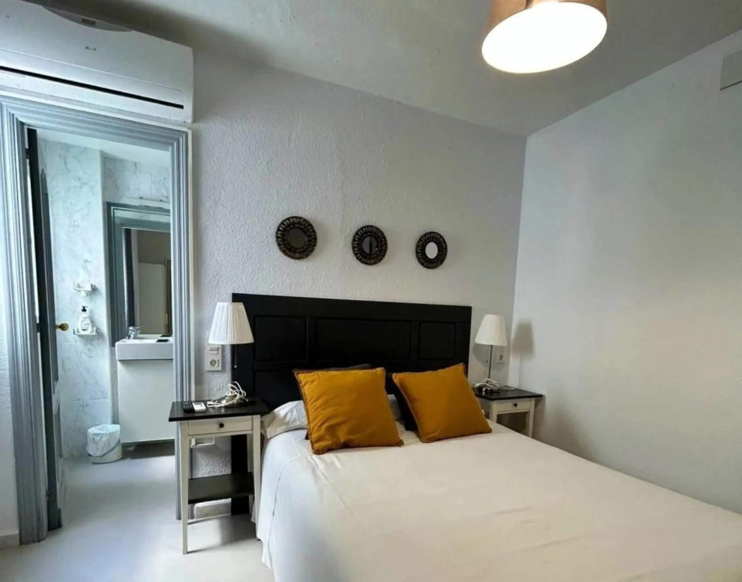 Comfortable and familiar hostel of Marbella, filled with light and charm, equipped with baths ,central a/c and heating, television and a bar-cafeteria with connection to internet. It is situated at 100 meters from the old town and centre of Marbella and a