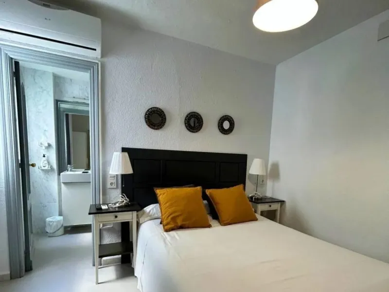 Comfortable and familiar hostel of Marbella, filled with light and charm, equipped with baths ,central a/c and heating, television and a bar-cafeteria with connection to internet. It is situated at 100 meters from the old town and centre of Marbella and a