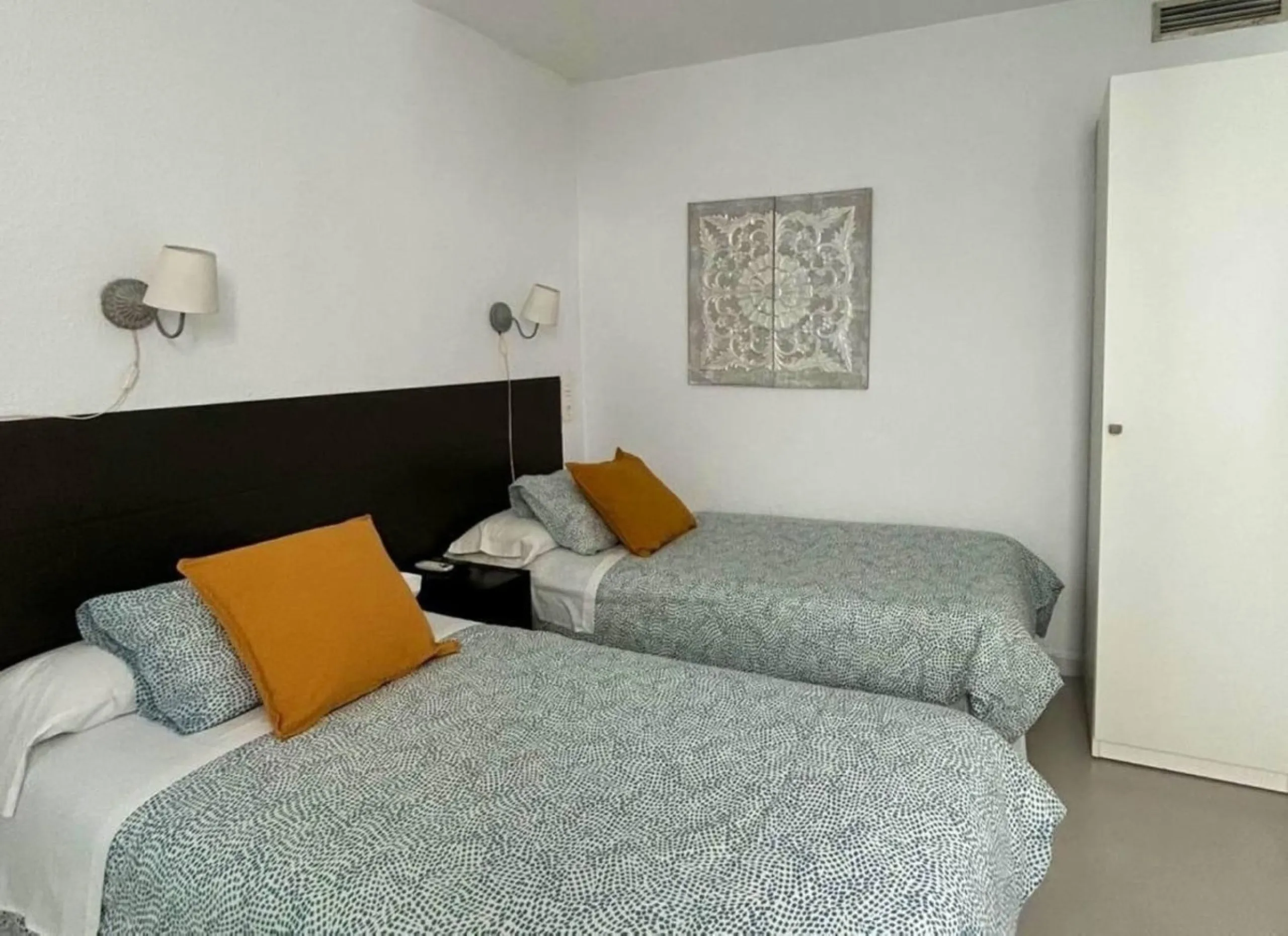 Comfortable and familiar hostel of Marbella, filled with light and charm, equipped with baths ,central a/c and heating, television and a bar-cafeteria with connection to internet. It is situated at 100 meters from the old town and centre of Marbella and a