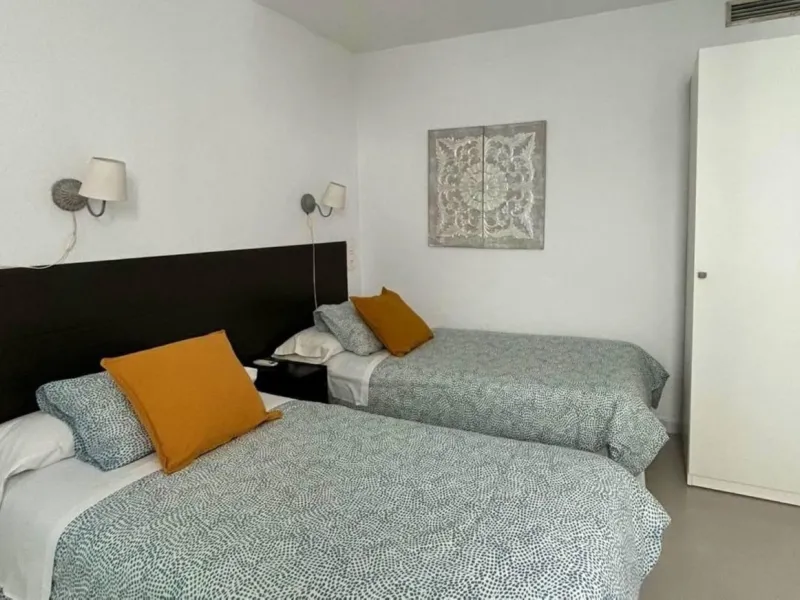 Comfortable and familiar hostel of Marbella, filled with light and charm, equipped with baths ,central a/c and heating, television and a bar-cafeteria with connection to internet. It is situated at 100 meters from the old town and centre of Marbella and a
