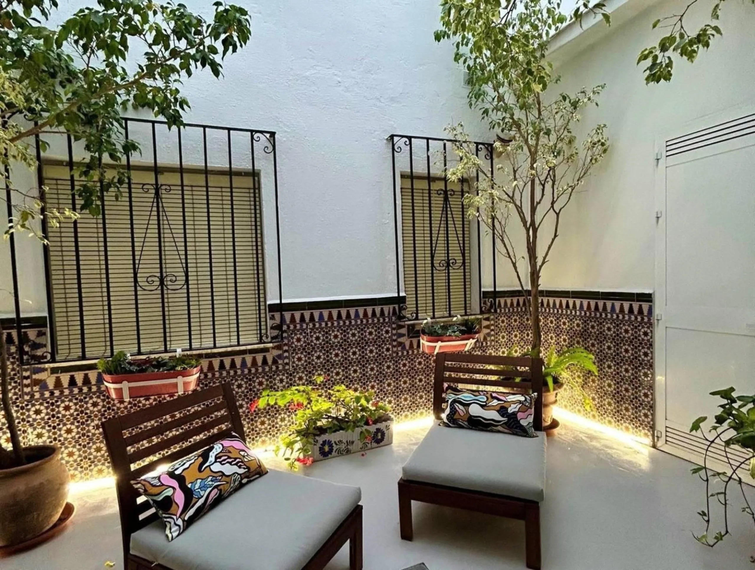 Comfortable and familiar hostel of Marbella, filled with light and charm, equipped with baths ,central a/c and heating, television and a bar-cafeteria with connection to internet. It is situated at 100 meters from the old town and centre of Marbella and a