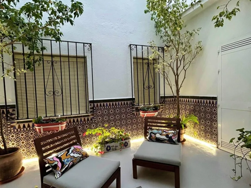 Comfortable and familiar hostel of Marbella, filled with light and charm, equipped with baths ,central a/c and heating, television and a bar-cafeteria with connection to internet. It is situated at 100 meters from the old town and centre of Marbella and a
