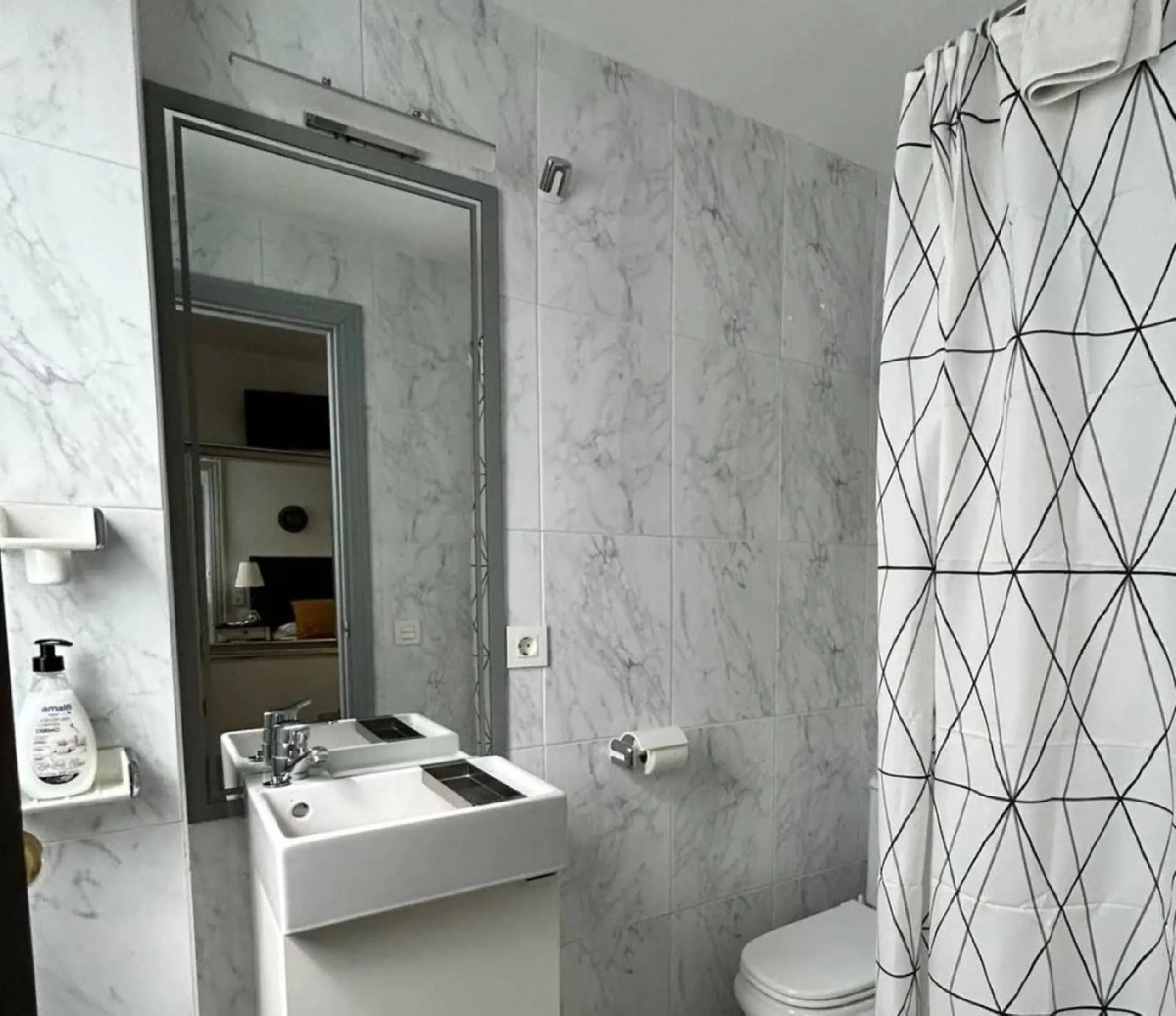 Comfortable and familiar hostel of Marbella, filled with light and charm, equipped with baths ,central a/c and heating, television and a bar-cafeteria with connection to internet. It is situated at 100 meters from the old town and centre of Marbella and a