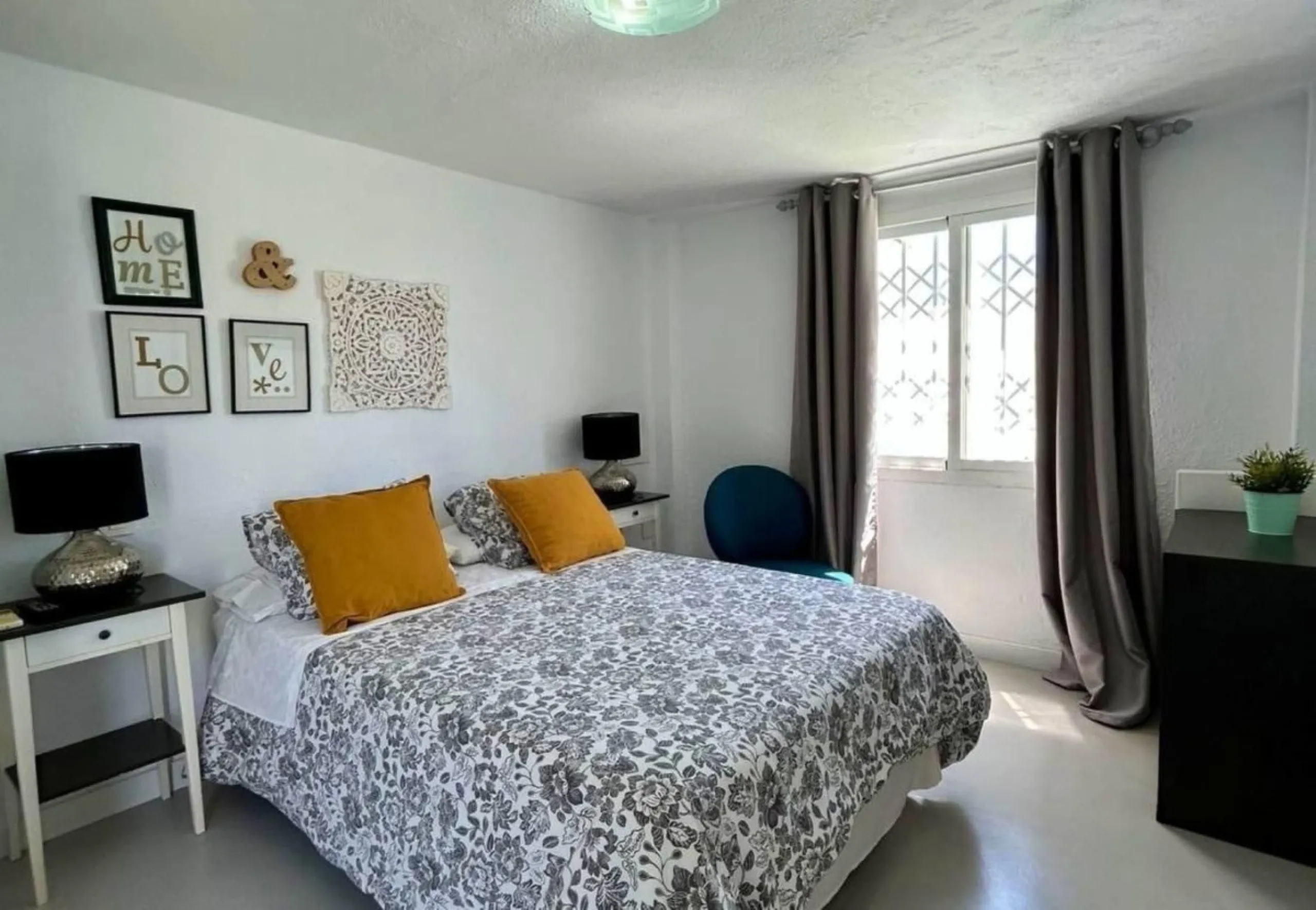 Comfortable and familiar hostel of Marbella, filled with light and charm, equipped with baths ,central a/c and heating, television and a bar-cafeteria with connection to internet. It is situated at 100 meters from the old town and centre of Marbella and a