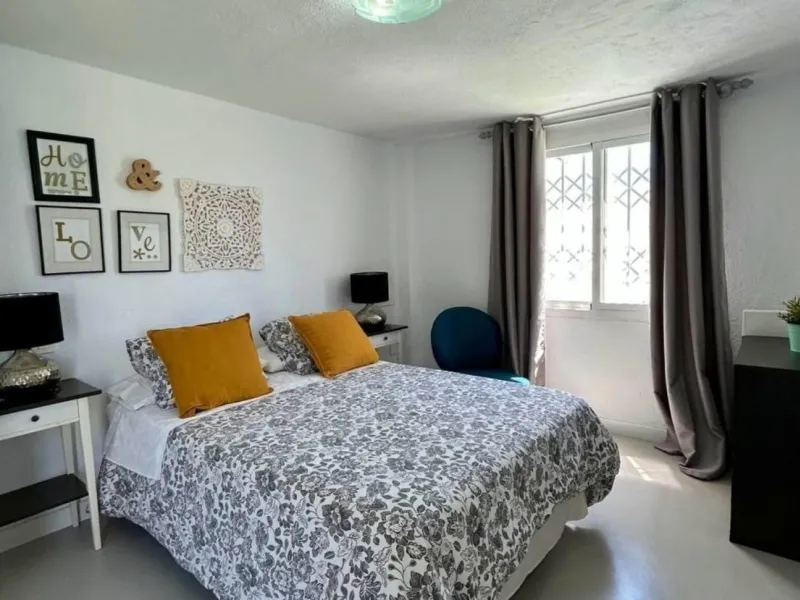 Comfortable and familiar hostel of Marbella, filled with light and charm, equipped with baths ,central a/c and heating, television and a bar-cafeteria with connection to internet. It is situated at 100 meters from the old town and centre of Marbella and a