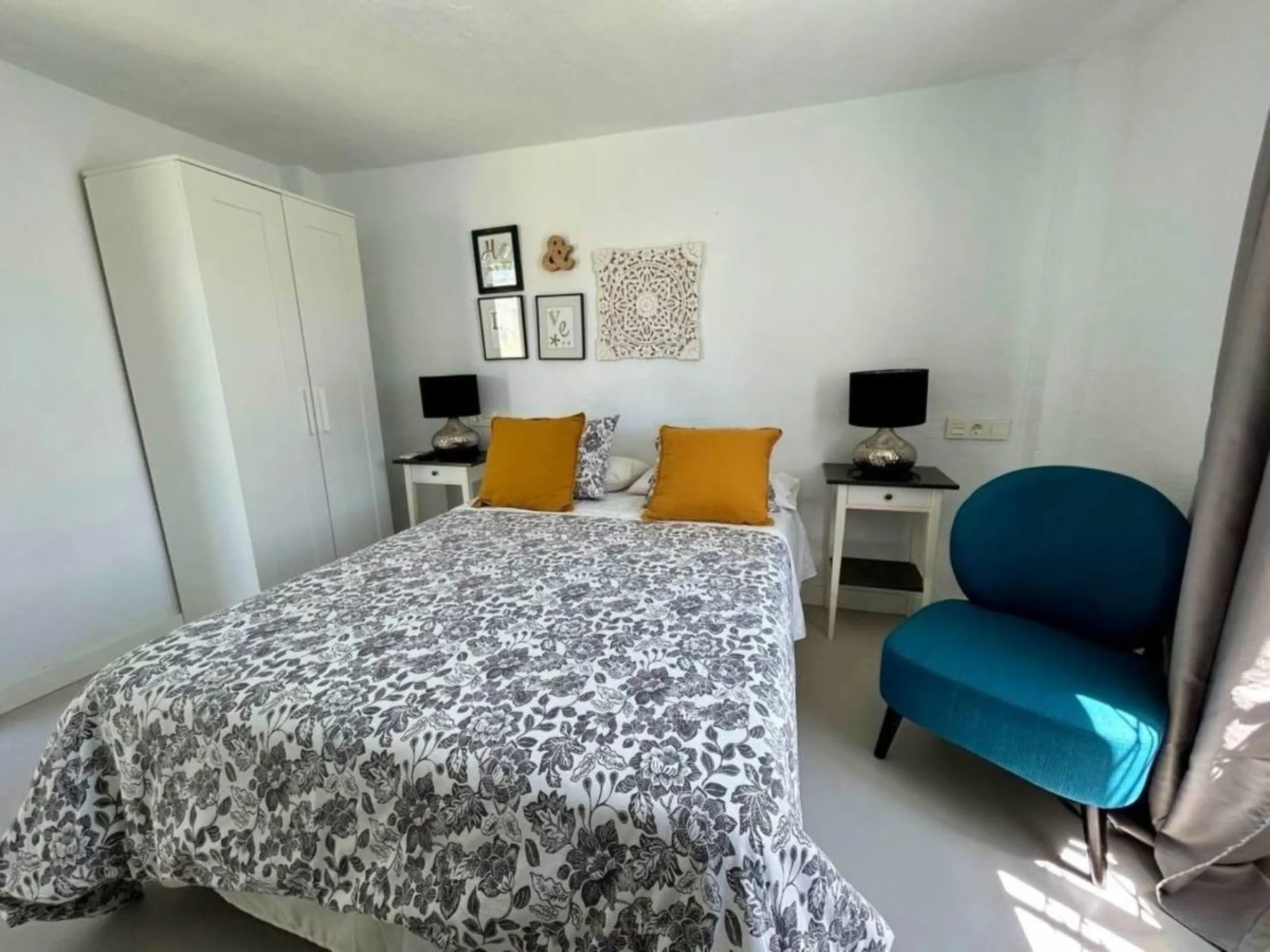 Comfortable and familiar hostel of Marbella, filled with light and charm, equipped with baths ,central a/c and heating, television and a bar-cafeteria with connection to internet. It is situated at 100 meters from the old town and centre of Marbella and a