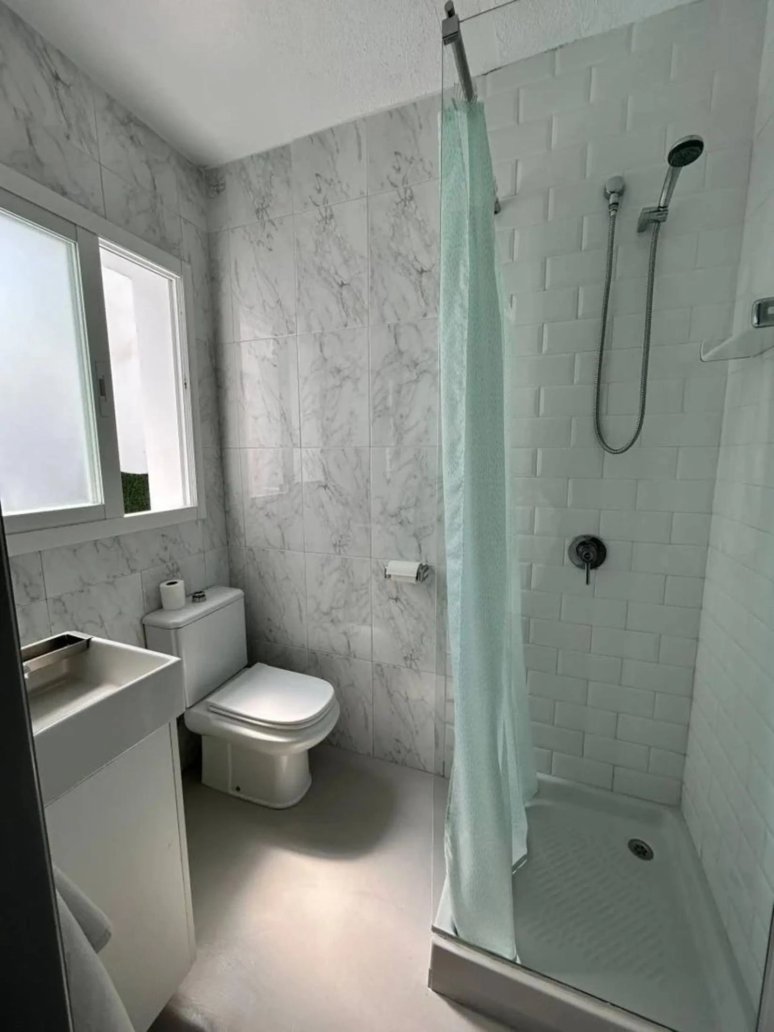 Comfortable and familiar hostel of Marbella, filled with light and charm, equipped with baths ,central a/c and heating, television and a bar-cafeteria with connection to internet. It is situated at 100 meters from the old town and centre of Marbella and a