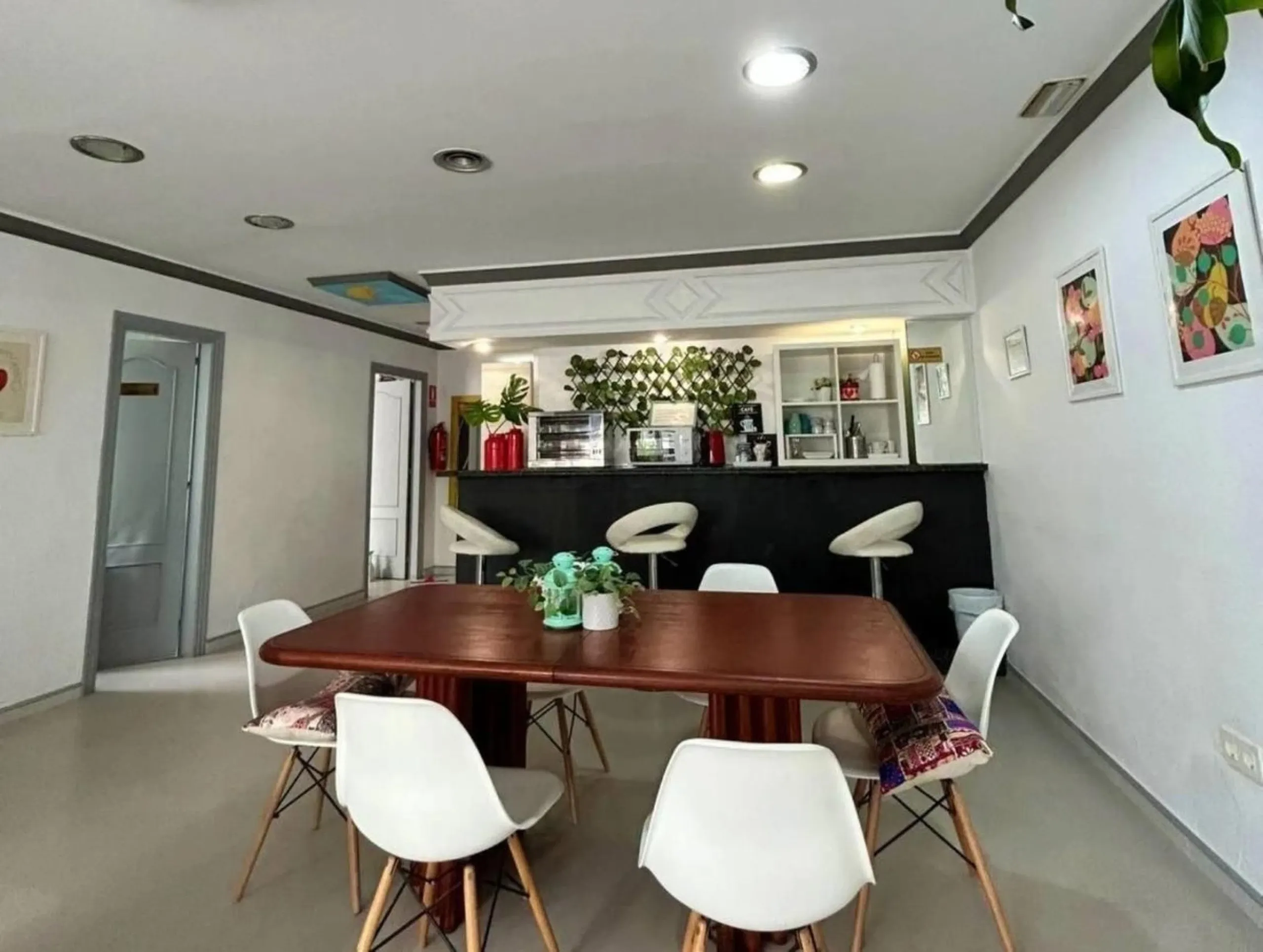 Comfortable and familiar hostel of Marbella, filled with light and charm, equipped with baths ,central a/c and heating, television and a bar-cafeteria with connection to internet. It is situated at 100 meters from the old town and centre of Marbella and a