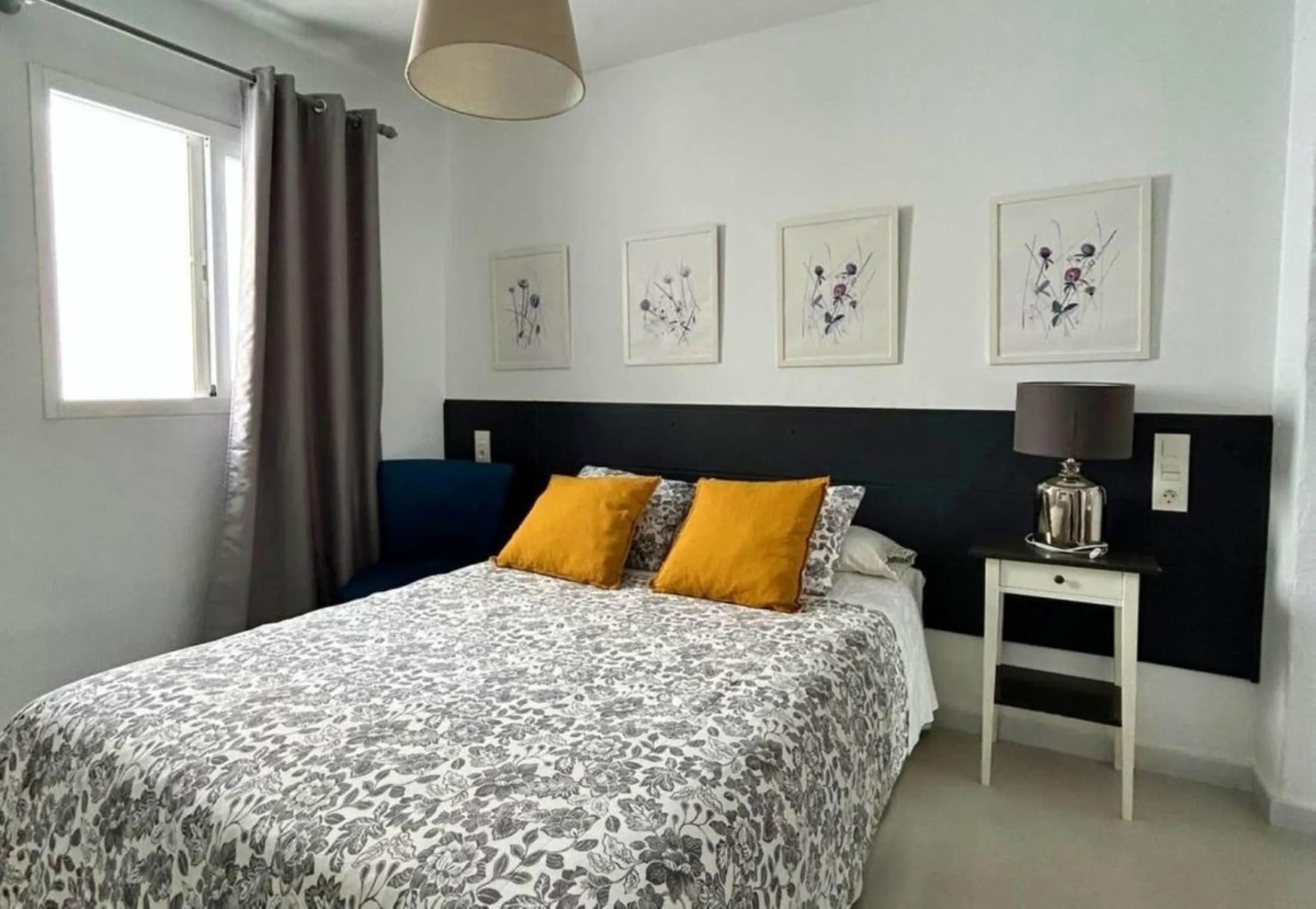 Comfortable and familiar hostel of Marbella, filled with light and charm, equipped with baths ,central a/c and heating, television and a bar-cafeteria with connection to internet. It is situated at 100 meters from the old town and centre of Marbella and a