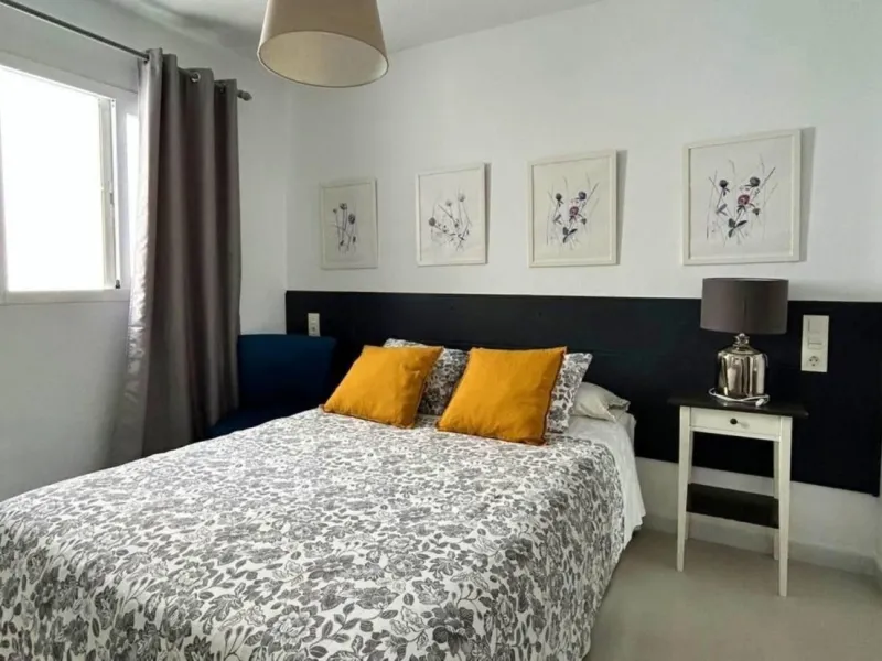 Comfortable and familiar hostel of Marbella, filled with light and charm, equipped with baths ,central a/c and heating, television and a bar-cafeteria with connection to internet. It is situated at 100 meters from the old town and centre of Marbella and a