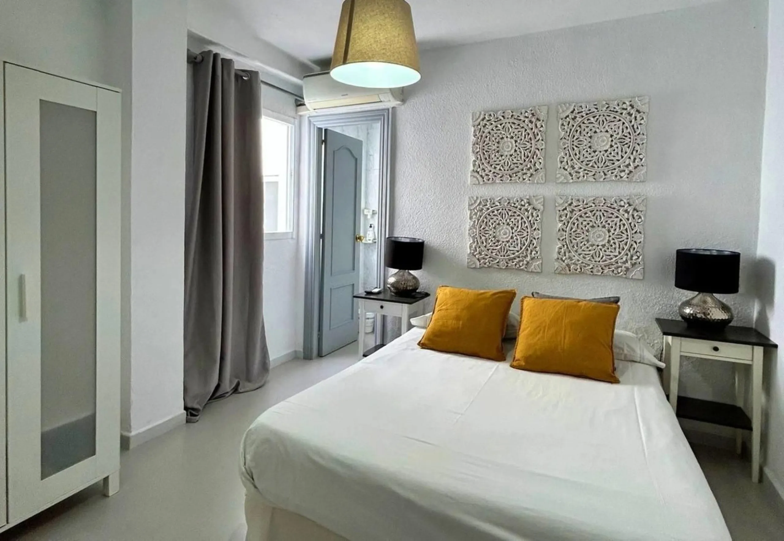 Comfortable and familiar hostel of Marbella, filled with light and charm, equipped with baths ,central a/c and heating, television and a bar-cafeteria with connection to internet. It is situated at 100 meters from the old town and centre of Marbella and a