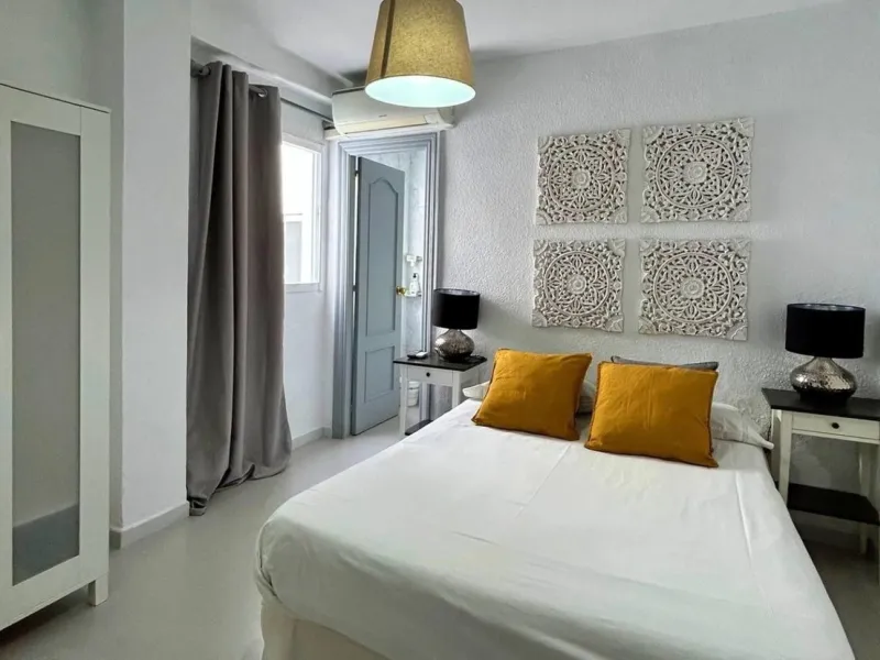 Comfortable and familiar hostel of Marbella, filled with light and charm, equipped with baths ,central a/c and heating, television and a bar-cafeteria with connection to internet. It is situated at 100 meters from the old town and centre of Marbella and a