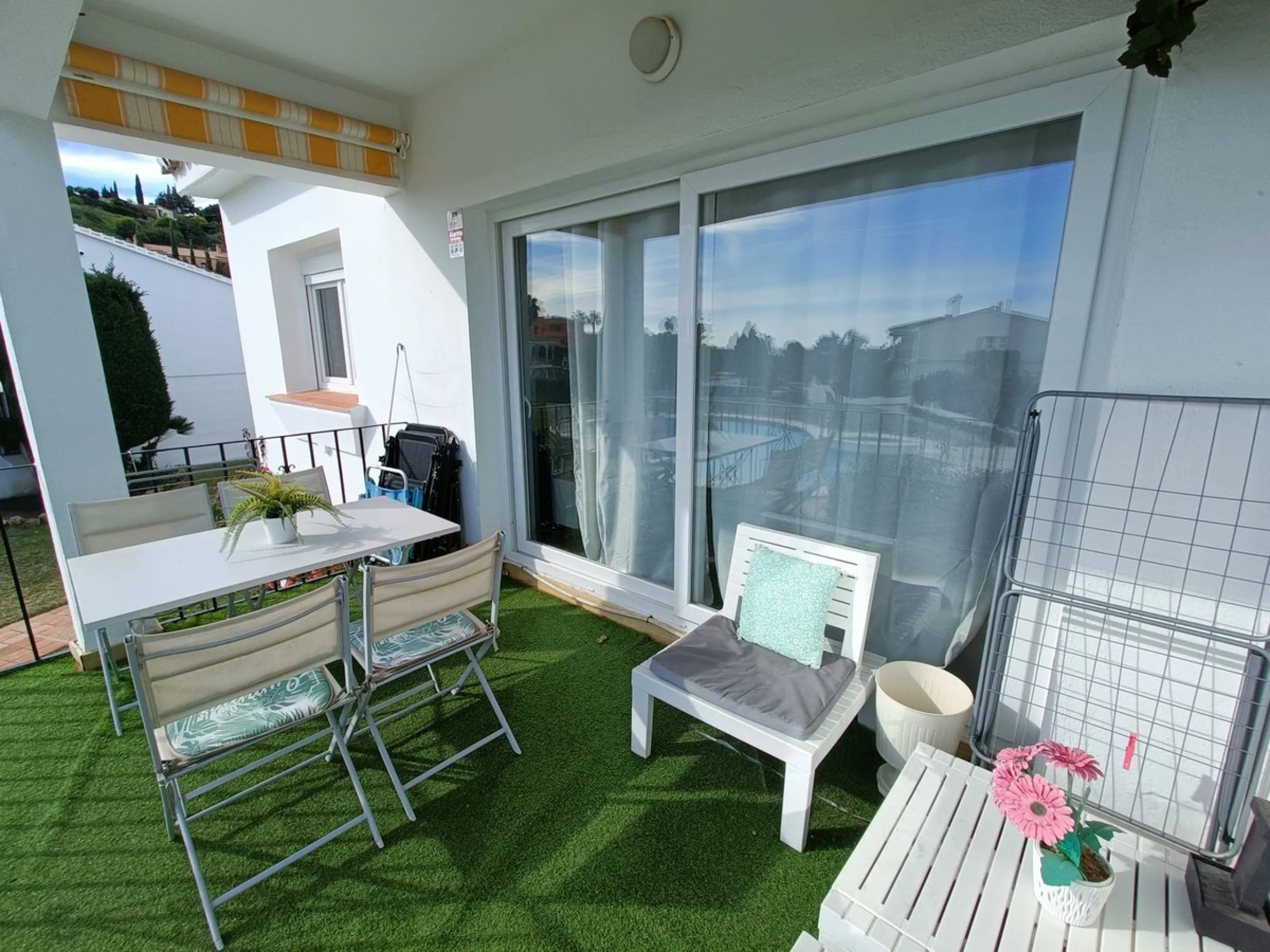 Penthouse apartment on the first floor with closed terrace with panoramic views to the common areas of garden and communal pool. South orientation. It consists of 2 bedrooms, 1 of them with built-in wardrobe. 1 Full bathroom with bath and shower cabin, ca