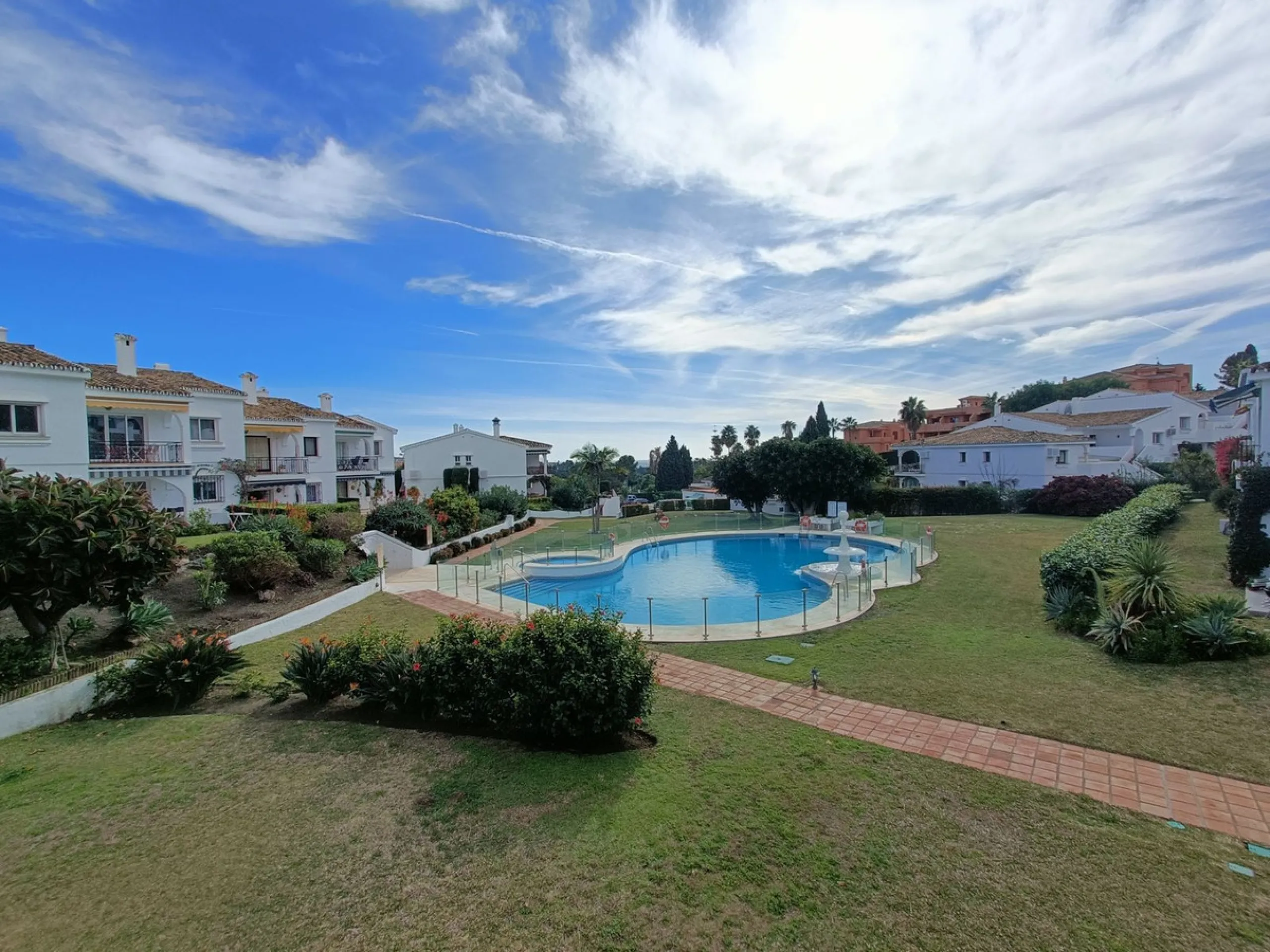 Penthouse apartment on the first floor with closed terrace with panoramic views to the common areas of garden and communal pool. South orientation. It consists of 2 bedrooms, 1 of them with built-in wardrobe. 1 Full bathroom with bath and shower cabin, ca