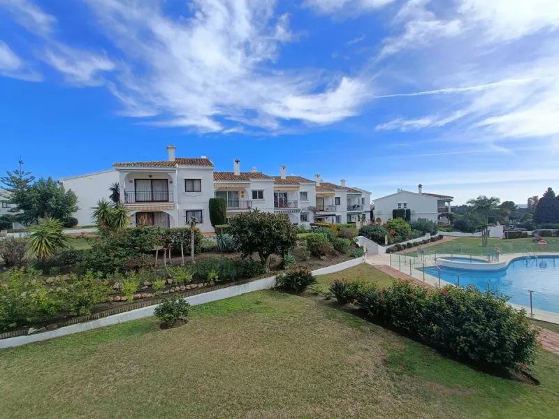 Penthouse apartment on the first floor with closed terrace with panoramic views to the common areas of garden and communal pool. South orientation. It consists of 2 bedrooms, 1 of them with built-in wardrobe. 1 Full bathroom with bath and shower cabin, ca