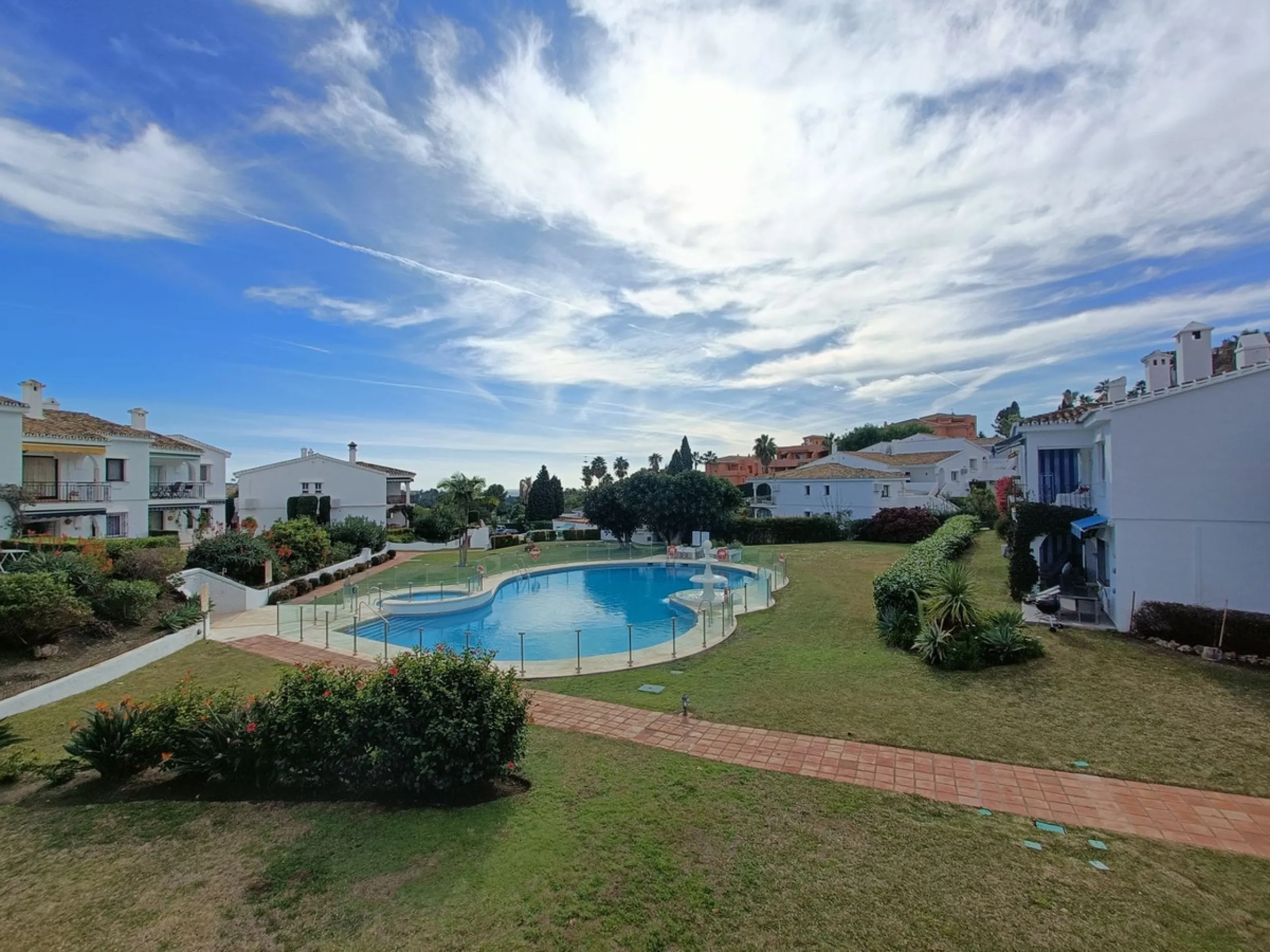 Penthouse apartment on the first floor with closed terrace with panoramic views to the common areas of garden and communal pool. South orientation. It consists of 2 bedrooms, 1 of them with built-in wardrobe. 1 Full bathroom with bath and shower cabin, ca