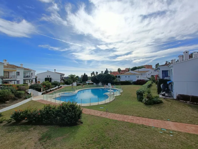 Penthouse apartment on the first floor with closed terrace with panoramic views to the common areas of garden and communal pool. South orientation. It consists of 2 bedrooms, 1 of them with built-in wardrobe. 1 Full bathroom with bath and shower cabin, ca