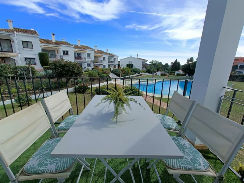 Penthouse apartment on the first floor with closed terrace with panoramic views to the common areas of garden and communal pool. South orientation. It consists of 2 bedrooms, 1 of them with built-in wardrobe. 1 Full bathroom with bath and shower cabin, ca