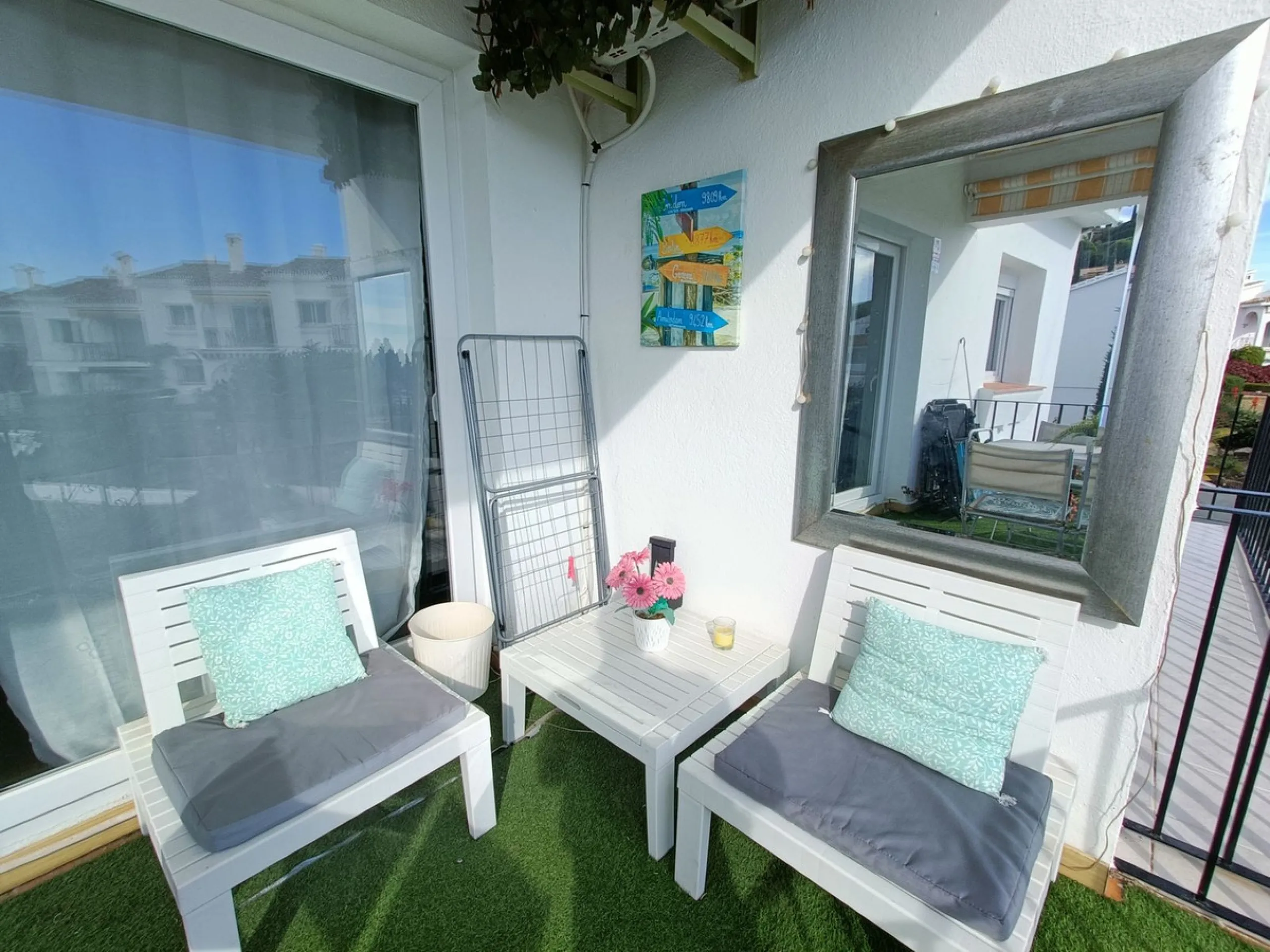 Penthouse apartment on the first floor with closed terrace with panoramic views to the common areas of garden and communal pool. South orientation. It consists of 2 bedrooms, 1 of them with built-in wardrobe. 1 Full bathroom with bath and shower cabin, ca