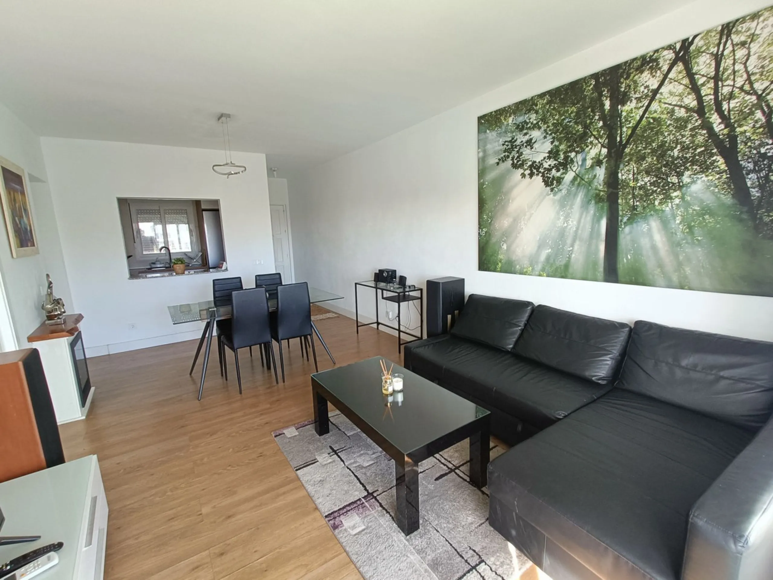 Penthouse apartment on the first floor with closed terrace with panoramic views to the common areas of garden and communal pool. South orientation. It consists of 2 bedrooms, 1 of them with built-in wardrobe. 1 Full bathroom with bath and shower cabin, ca