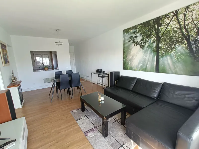Penthouse apartment on the first floor with closed terrace with panoramic views to the common areas of garden and communal pool. South orientation. It consists of 2 bedrooms, 1 of them with built-in wardrobe. 1 Full bathroom with bath and shower cabin, ca