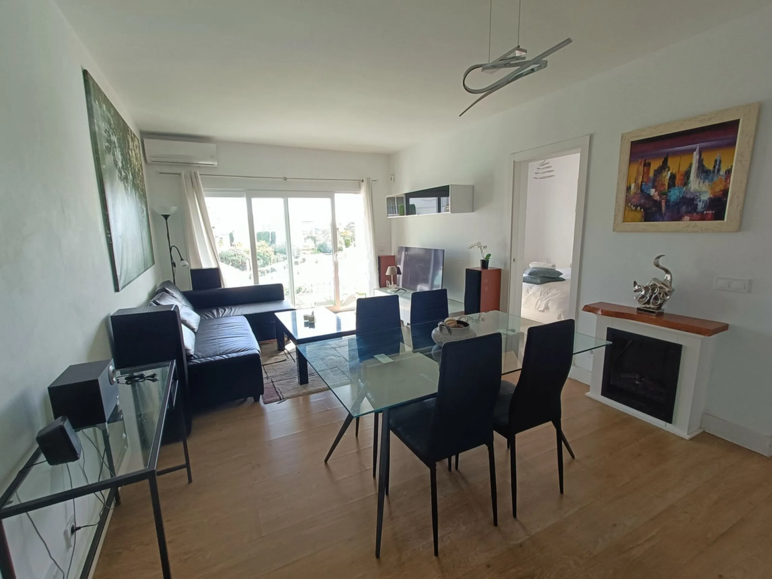 Penthouse apartment on the first floor with closed terrace with panoramic views to the common areas of garden and communal pool. South orientation. It consists of 2 bedrooms, 1 of them with built-in wardrobe. 1 Full bathroom with bath and shower cabin, ca