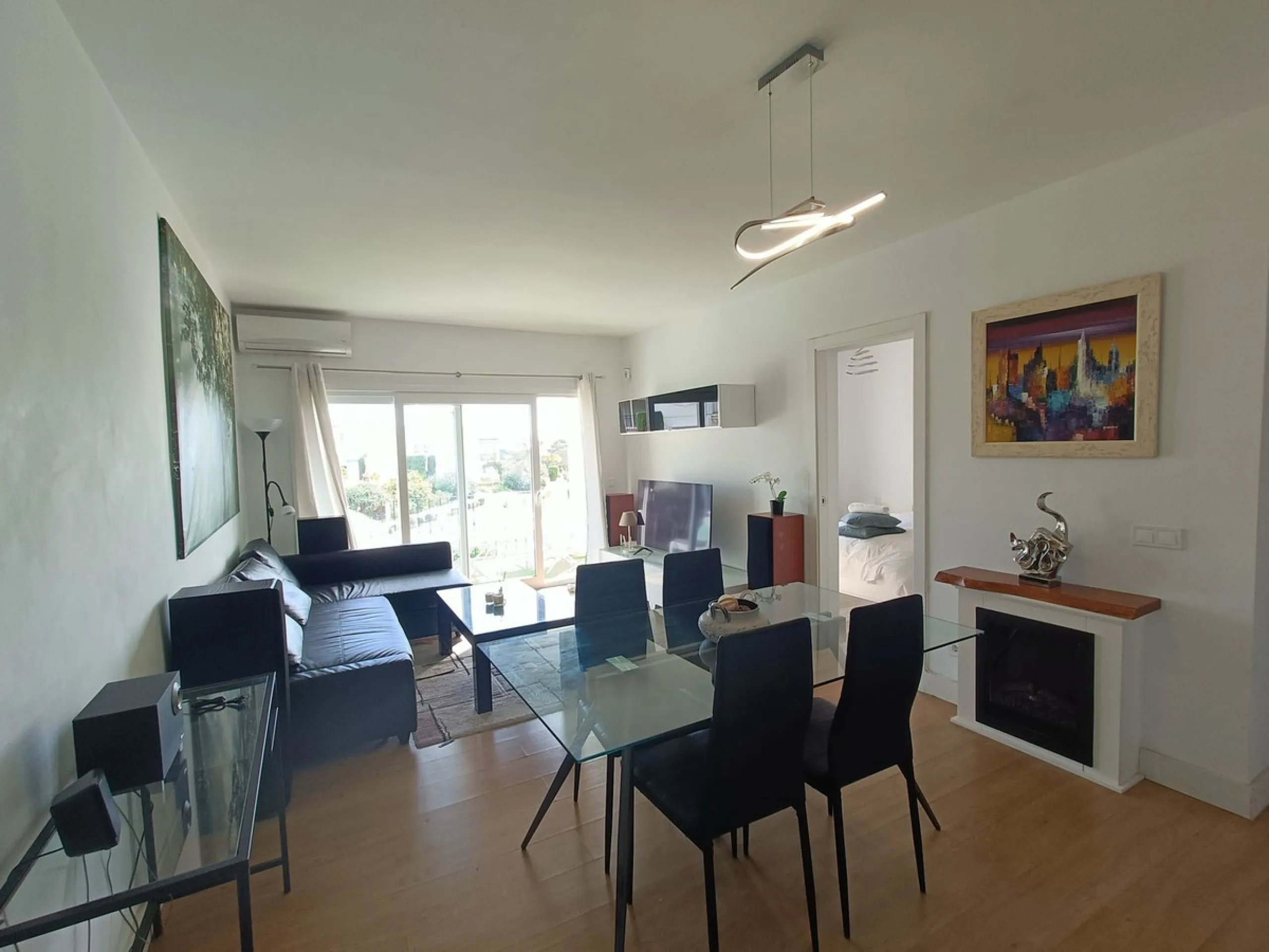 Penthouse apartment on the first floor with closed terrace with panoramic views to the common areas of garden and communal pool. South orientation. It consists of 2 bedrooms, 1 of them with built-in wardrobe. 1 Full bathroom with bath and shower cabin, ca