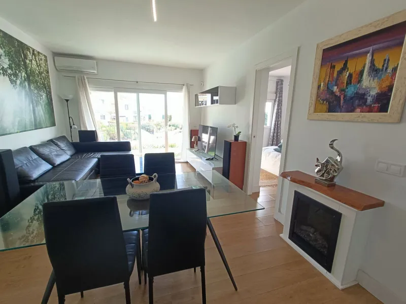 Penthouse apartment on the first floor with closed terrace with panoramic views to the common areas of garden and communal pool. South orientation. It consists of 2 bedrooms, 1 of them with built-in wardrobe. 1 Full bathroom with bath and shower cabin, ca