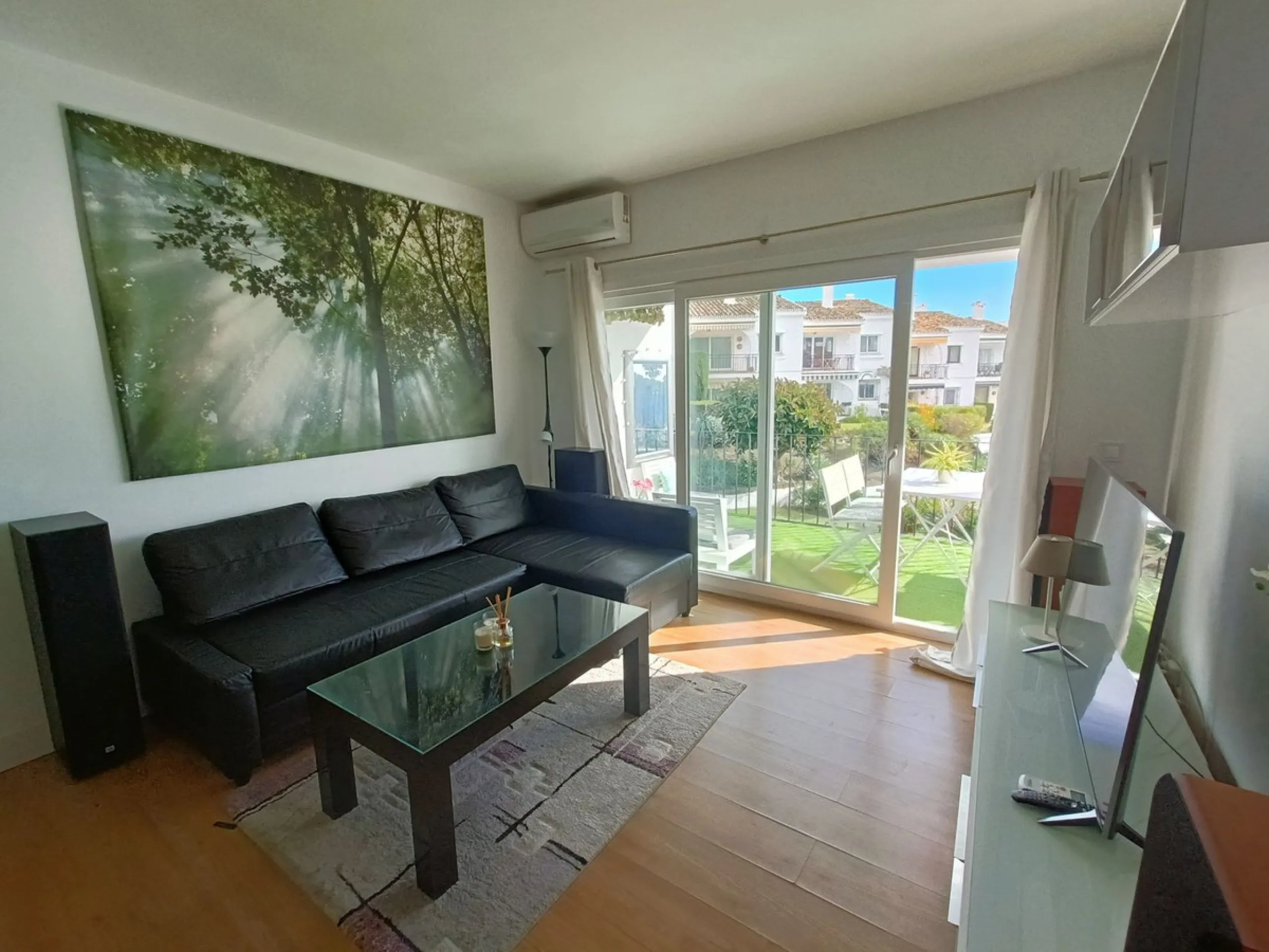 Penthouse apartment on the first floor with closed terrace with panoramic views to the common areas of garden and communal pool. South orientation. It consists of 2 bedrooms, 1 of them with built-in wardrobe. 1 Full bathroom with bath and shower cabin, ca