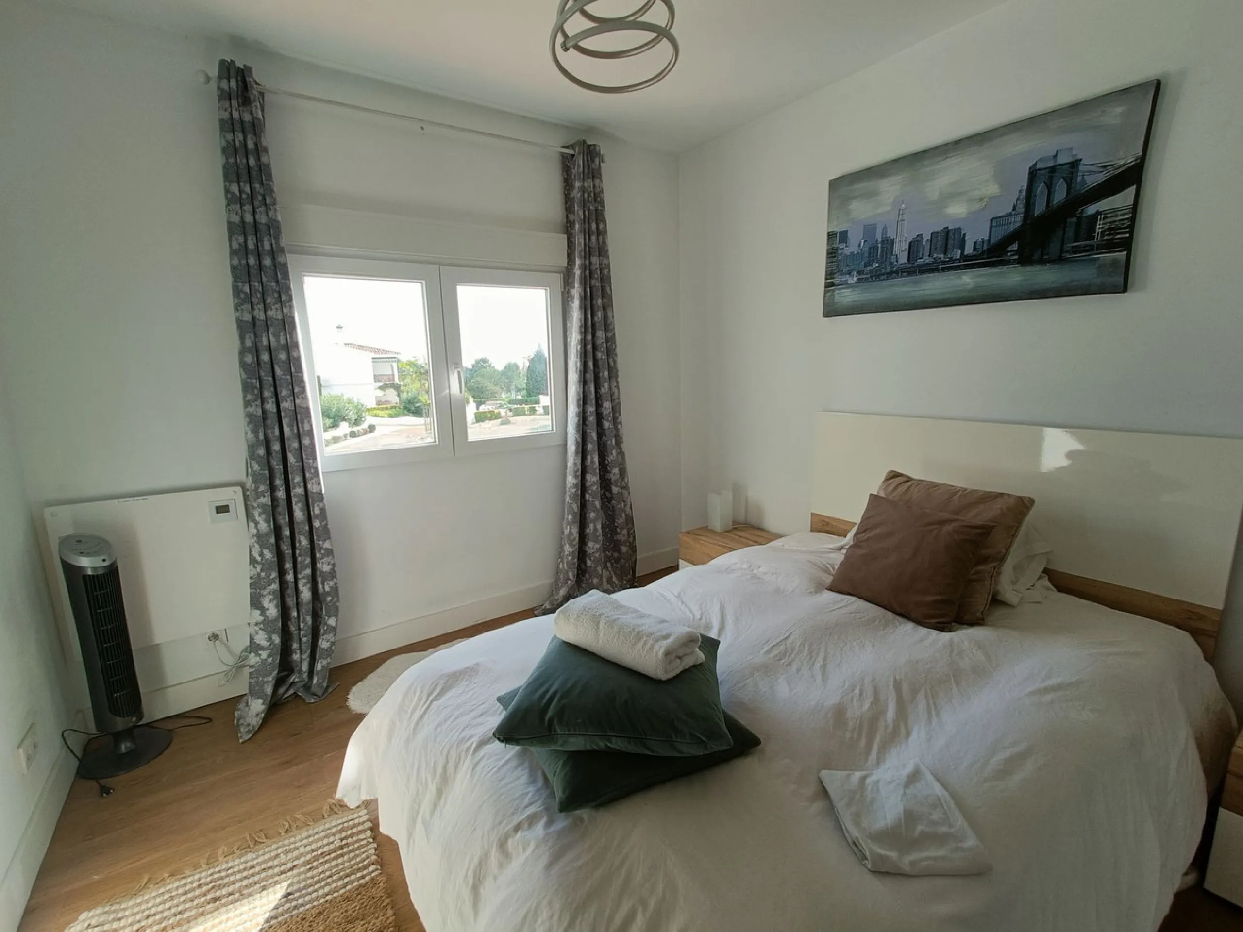 Penthouse apartment on the first floor with closed terrace with panoramic views to the common areas of garden and communal pool. South orientation. It consists of 2 bedrooms, 1 of them with built-in wardrobe. 1 Full bathroom with bath and shower cabin, ca