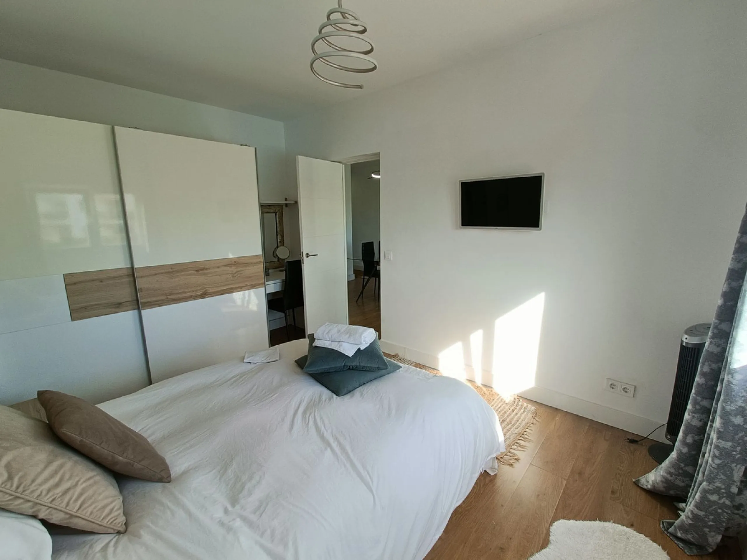 Penthouse apartment on the first floor with closed terrace with panoramic views to the common areas of garden and communal pool. South orientation. It consists of 2 bedrooms, 1 of them with built-in wardrobe. 1 Full bathroom with bath and shower cabin, ca