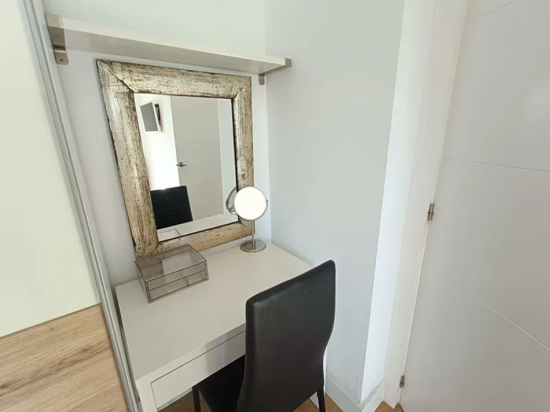 Penthouse apartment on the first floor with closed terrace with panoramic views to the common areas of garden and communal pool. South orientation. It consists of 2 bedrooms, 1 of them with built-in wardrobe. 1 Full bathroom with bath and shower cabin, ca