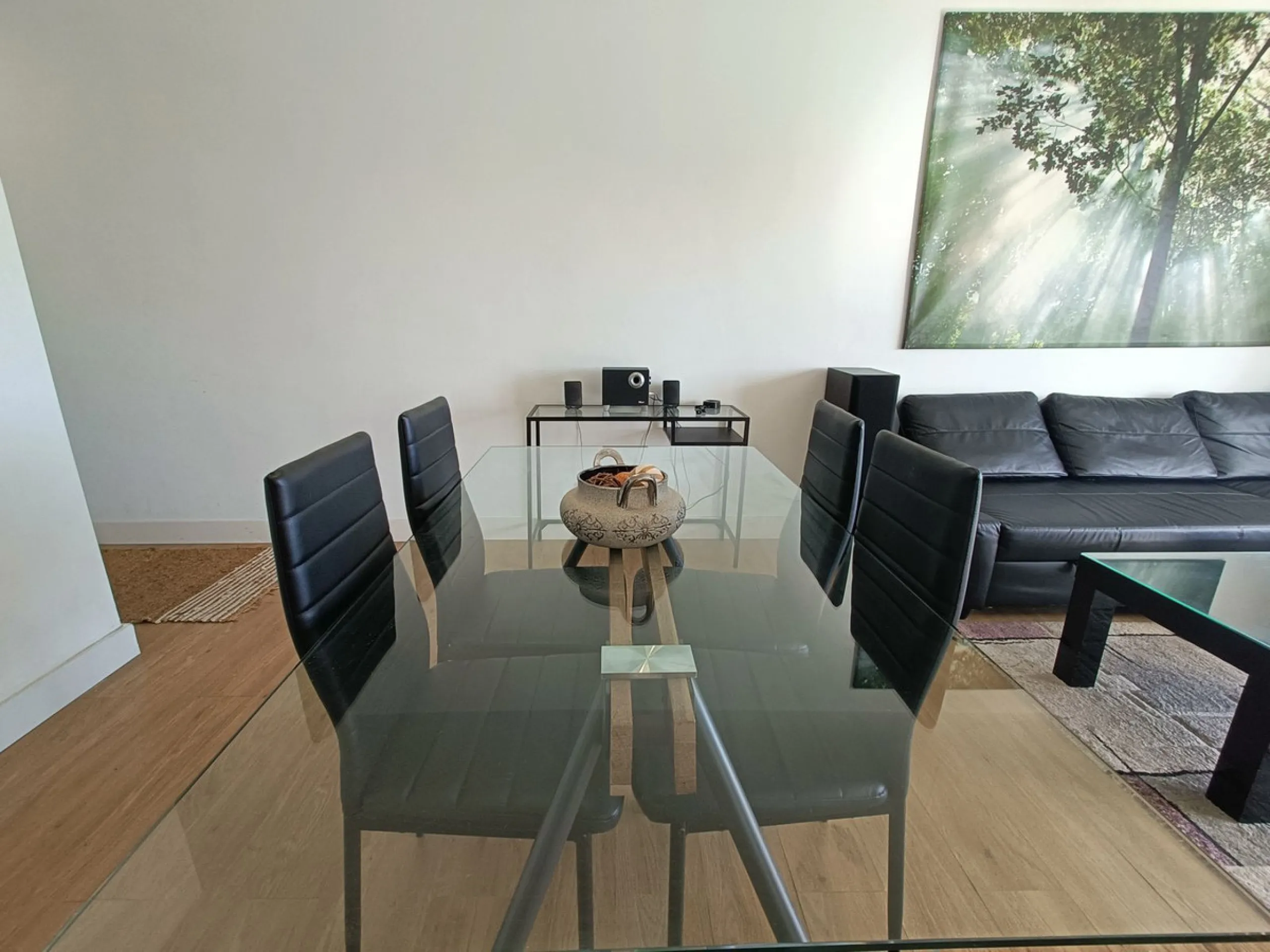 Penthouse apartment on the first floor with closed terrace with panoramic views to the common areas of garden and communal pool. South orientation. It consists of 2 bedrooms, 1 of them with built-in wardrobe. 1 Full bathroom with bath and shower cabin, ca