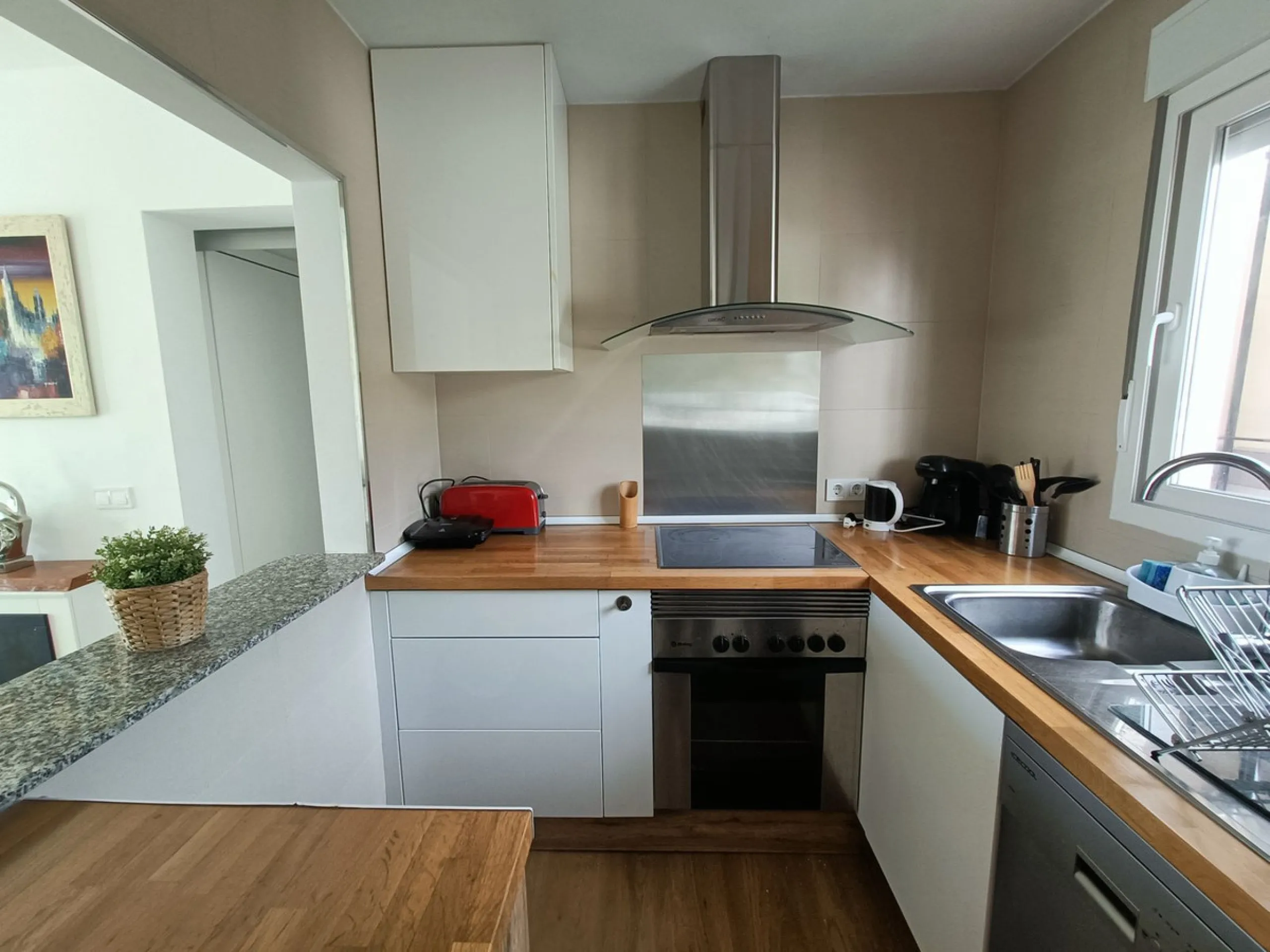 Penthouse apartment on the first floor with closed terrace with panoramic views to the common areas of garden and communal pool. South orientation. It consists of 2 bedrooms, 1 of them with built-in wardrobe. 1 Full bathroom with bath and shower cabin, ca