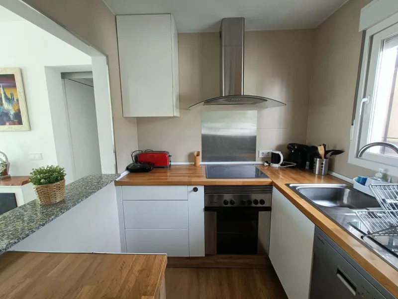 Penthouse apartment on the first floor with closed terrace with panoramic views to the common areas of garden and communal pool. South orientation. It consists of 2 bedrooms, 1 of them with built-in wardrobe. 1 Full bathroom with bath and shower cabin, ca