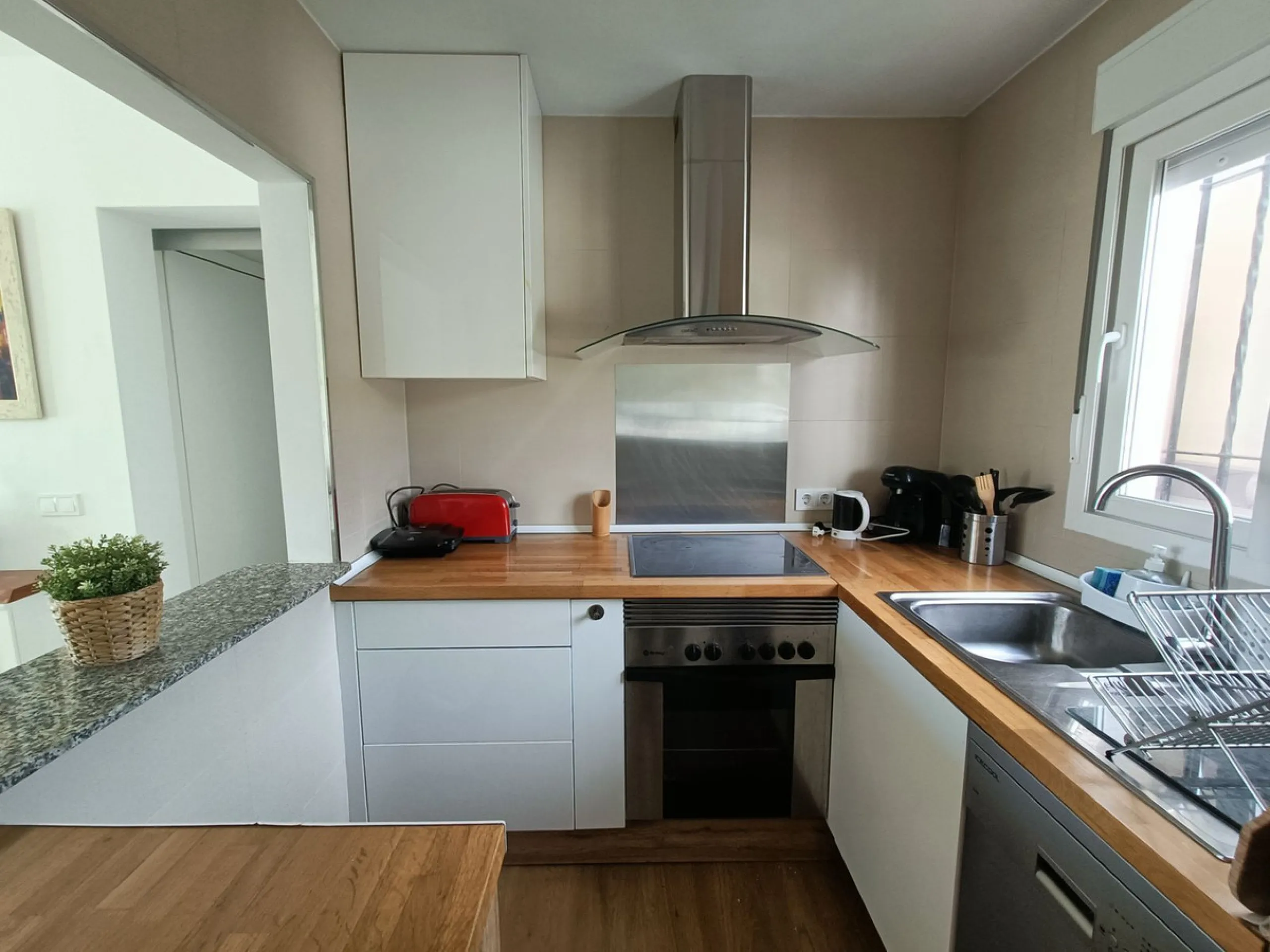 Penthouse apartment on the first floor with closed terrace with panoramic views to the common areas of garden and communal pool. South orientation. It consists of 2 bedrooms, 1 of them with built-in wardrobe. 1 Full bathroom with bath and shower cabin, ca