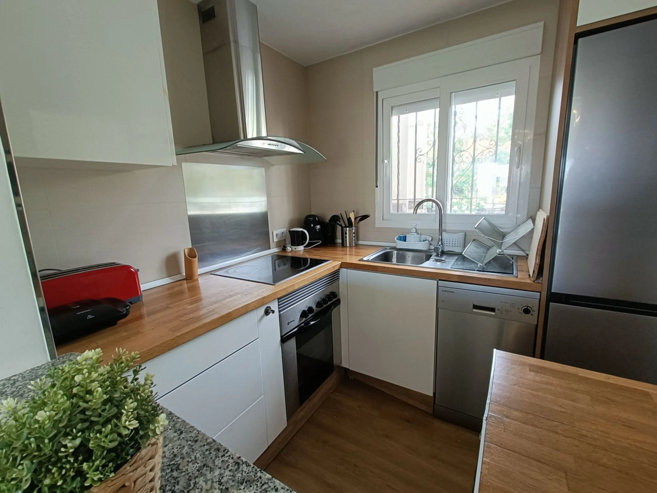 Penthouse apartment on the first floor with closed terrace with panoramic views to the common areas of garden and communal pool. South orientation. It consists of 2 bedrooms, 1 of them with built-in wardrobe. 1 Full bathroom with bath and shower cabin, ca